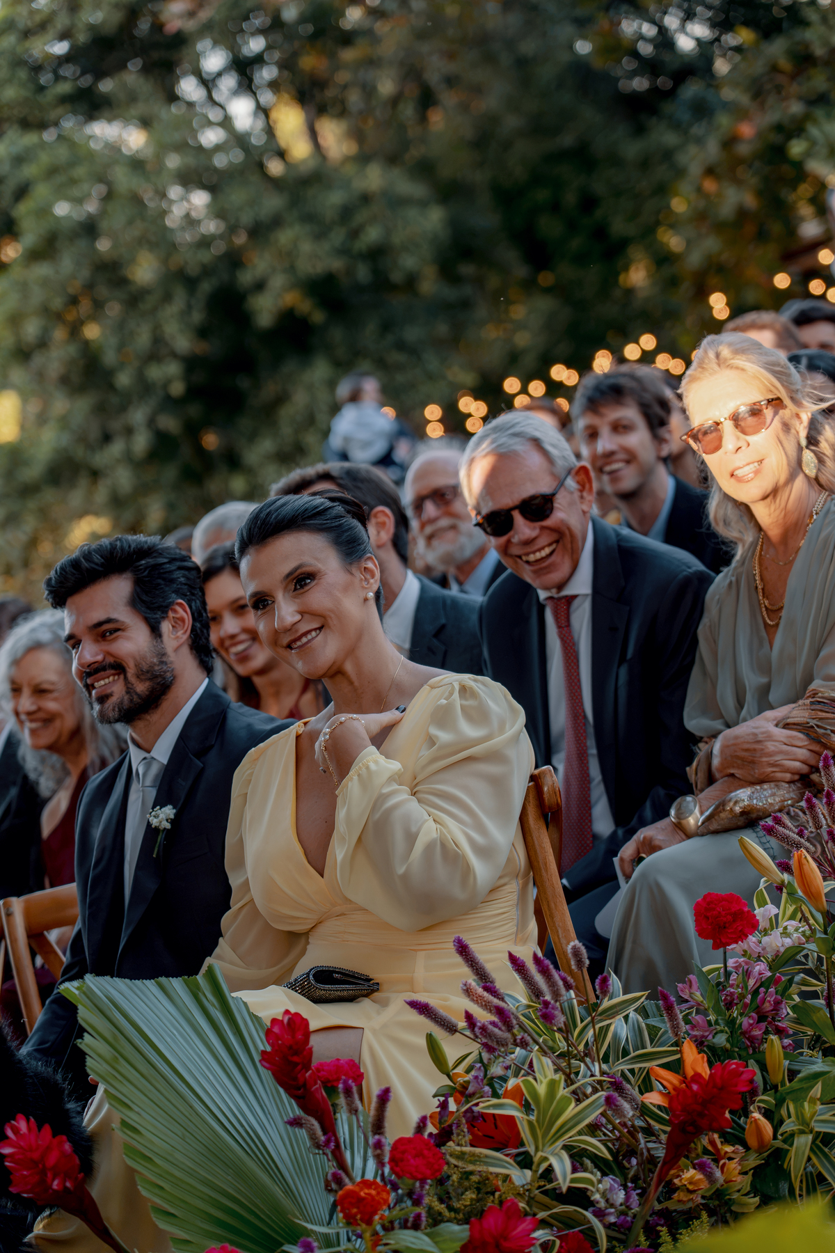Amigos e familiares sorrindo durante a celebração de Juliana e Rodrigo