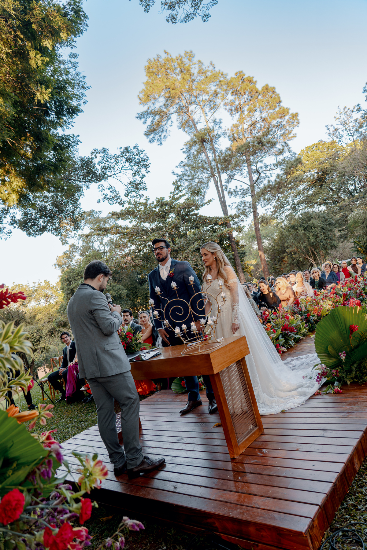 15. Juliana e Rodrigo durante a cerimônia, cercados pelos familiares e amigos.
