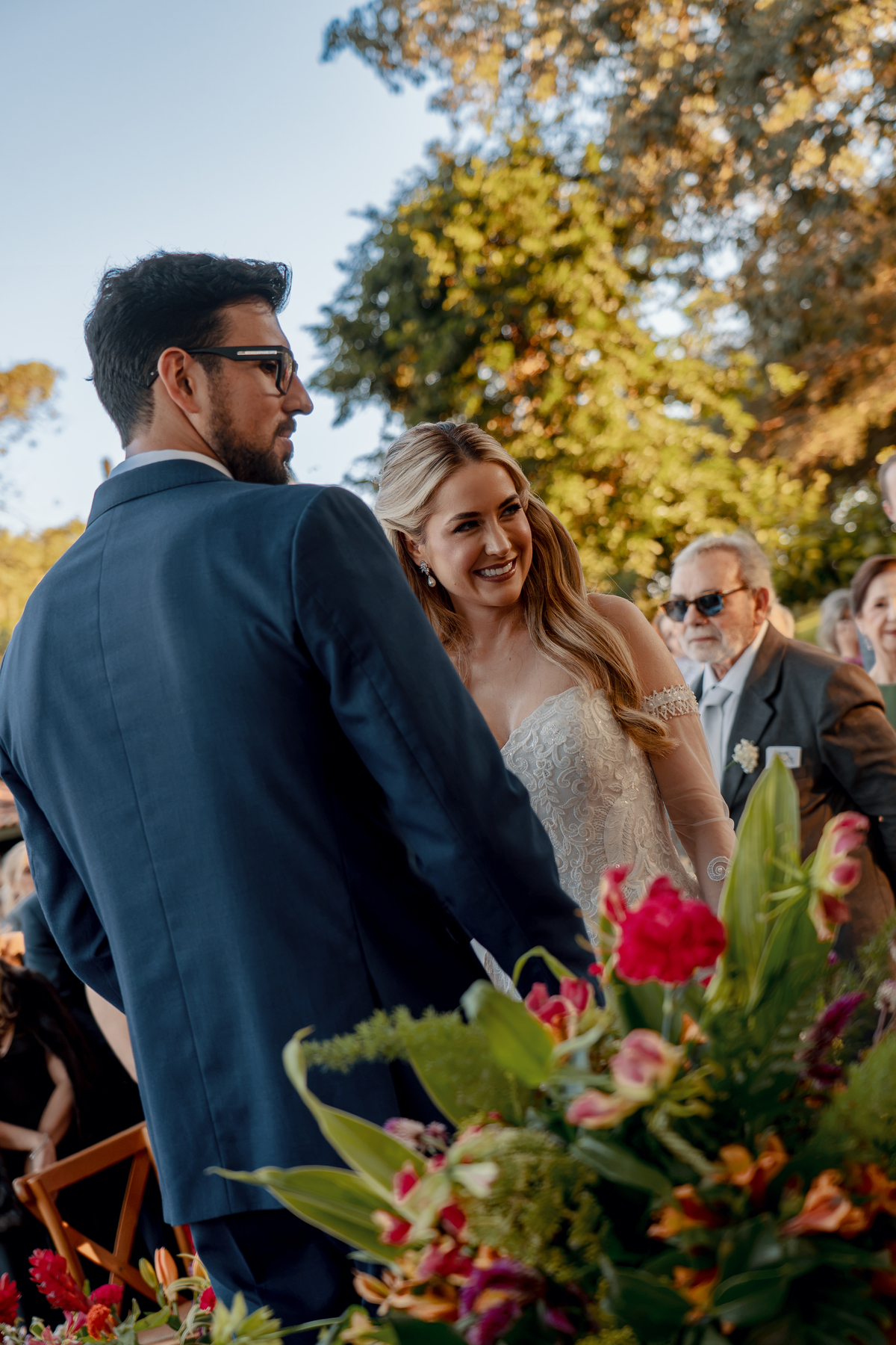 Juliana e Rodrigo durante um momento descontraído entre familiares e amigos