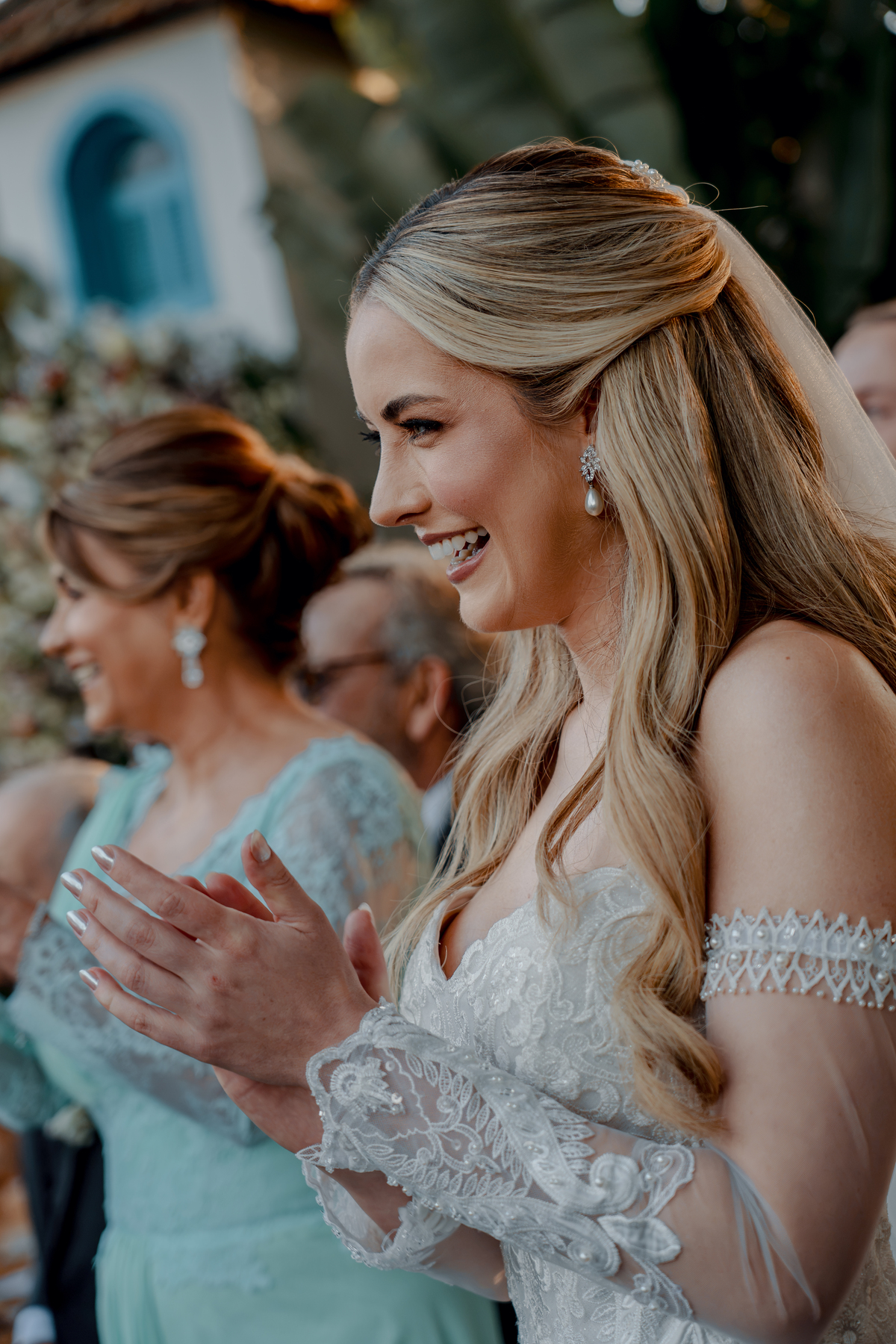 Juliana sorrindo ao lado de uma familiar durante a celebração