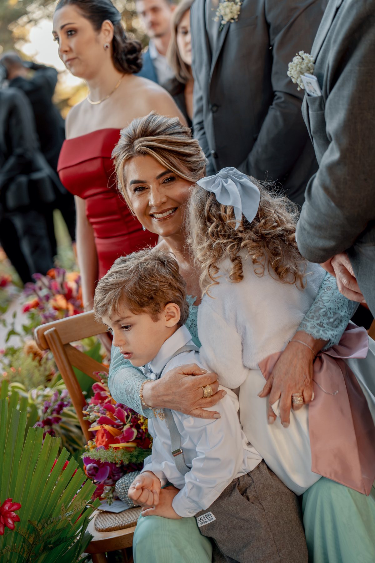 Família reunida durante o casamento de Juliana e Rodrigo, em um momento espontâneo