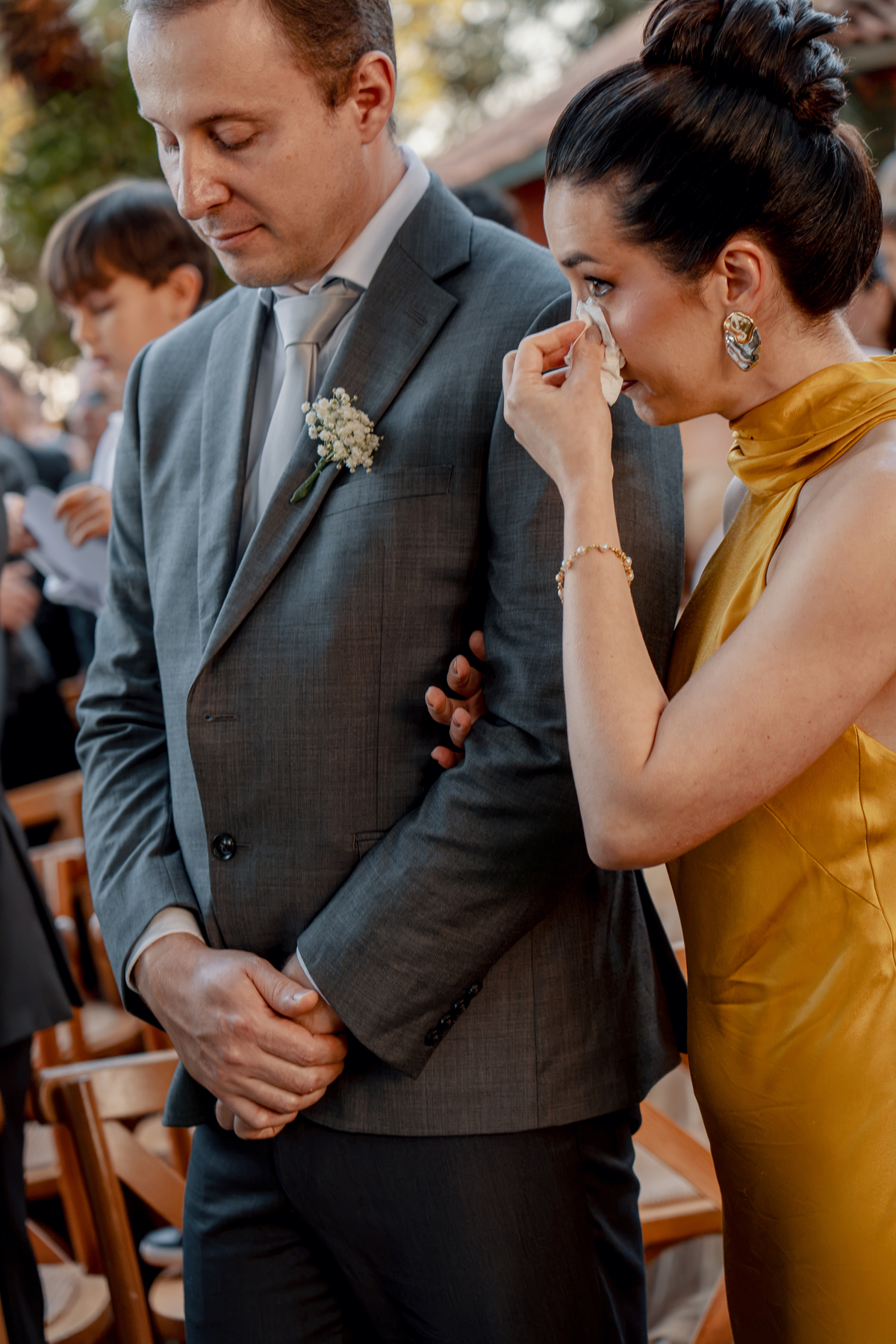 Noivos de mãos dadas durante um momento da cerimônia de casamento