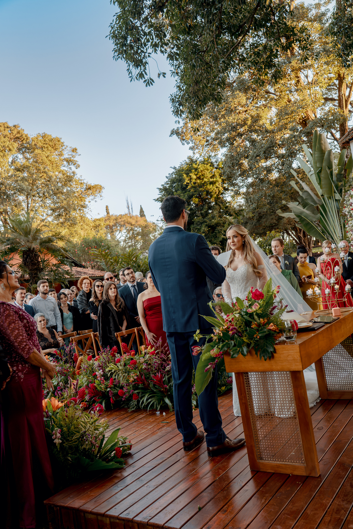 Juliana e Rodrigo diante do altar durante a cerimônia ao ar livre
