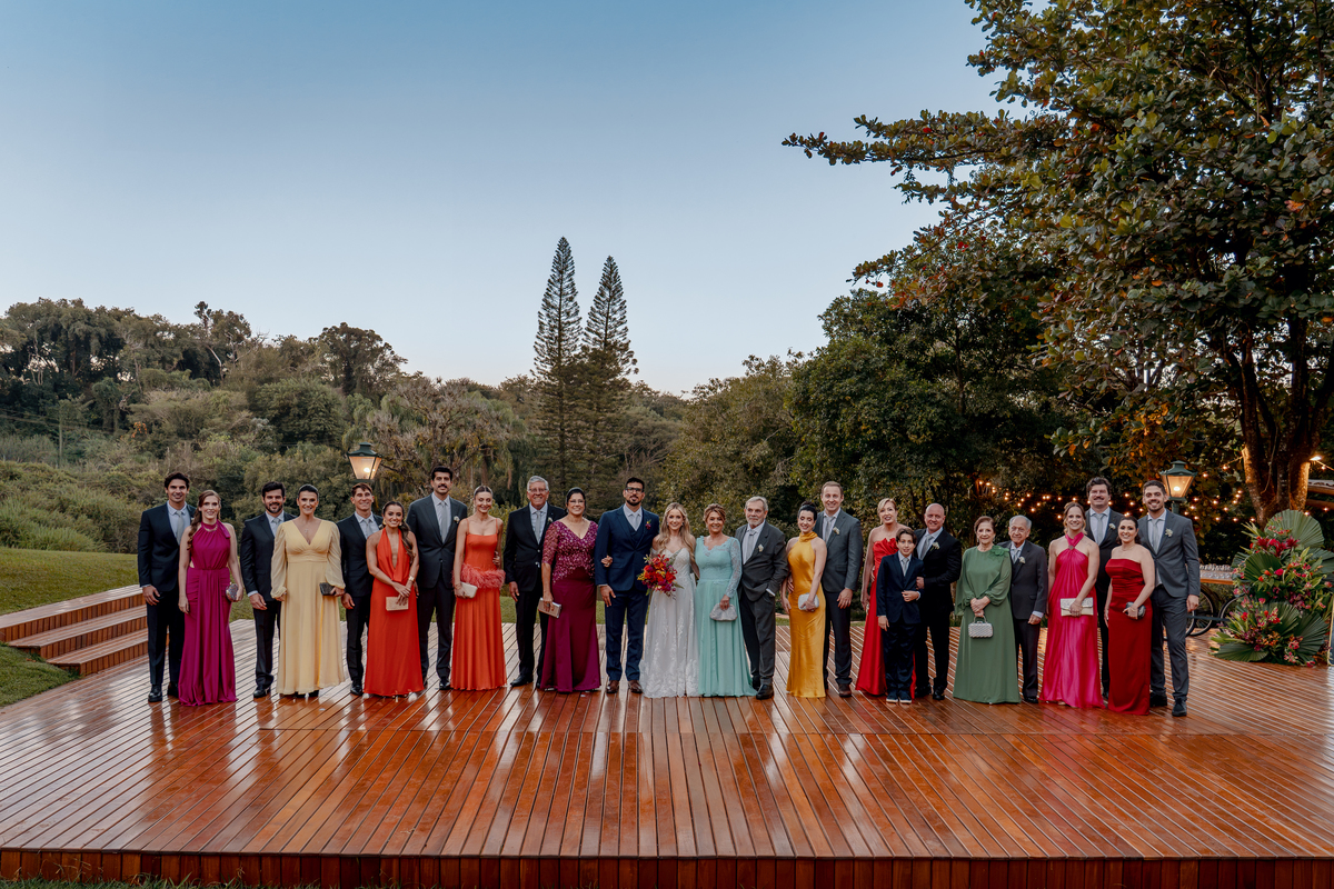 Grupo de padrinhos e madrinhas reunido para um retrato no espaço externo da Fazenda A Querência
