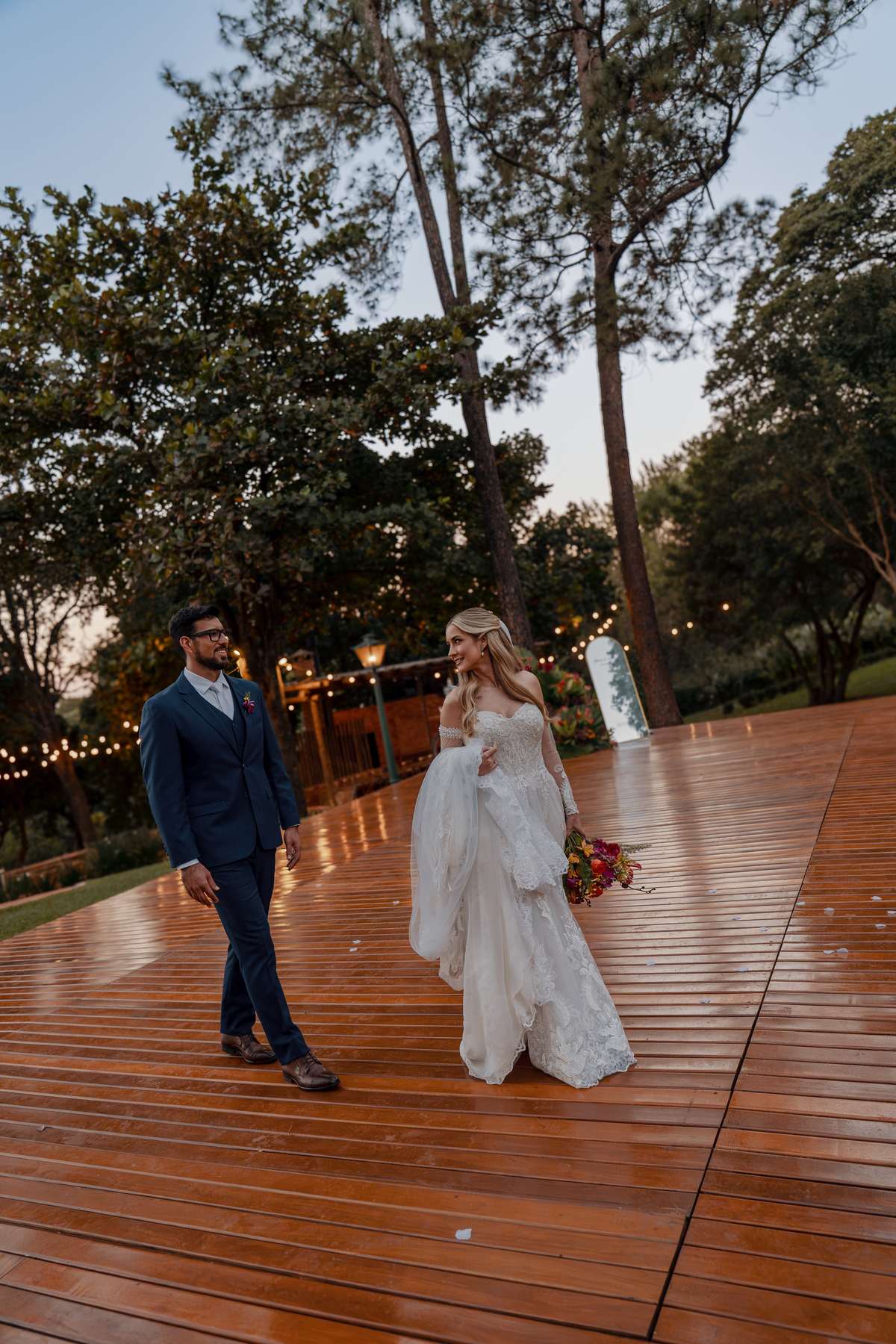 12. Juliana e Rodrigo atravessando o espaço externo da Fazenda A Querência.
