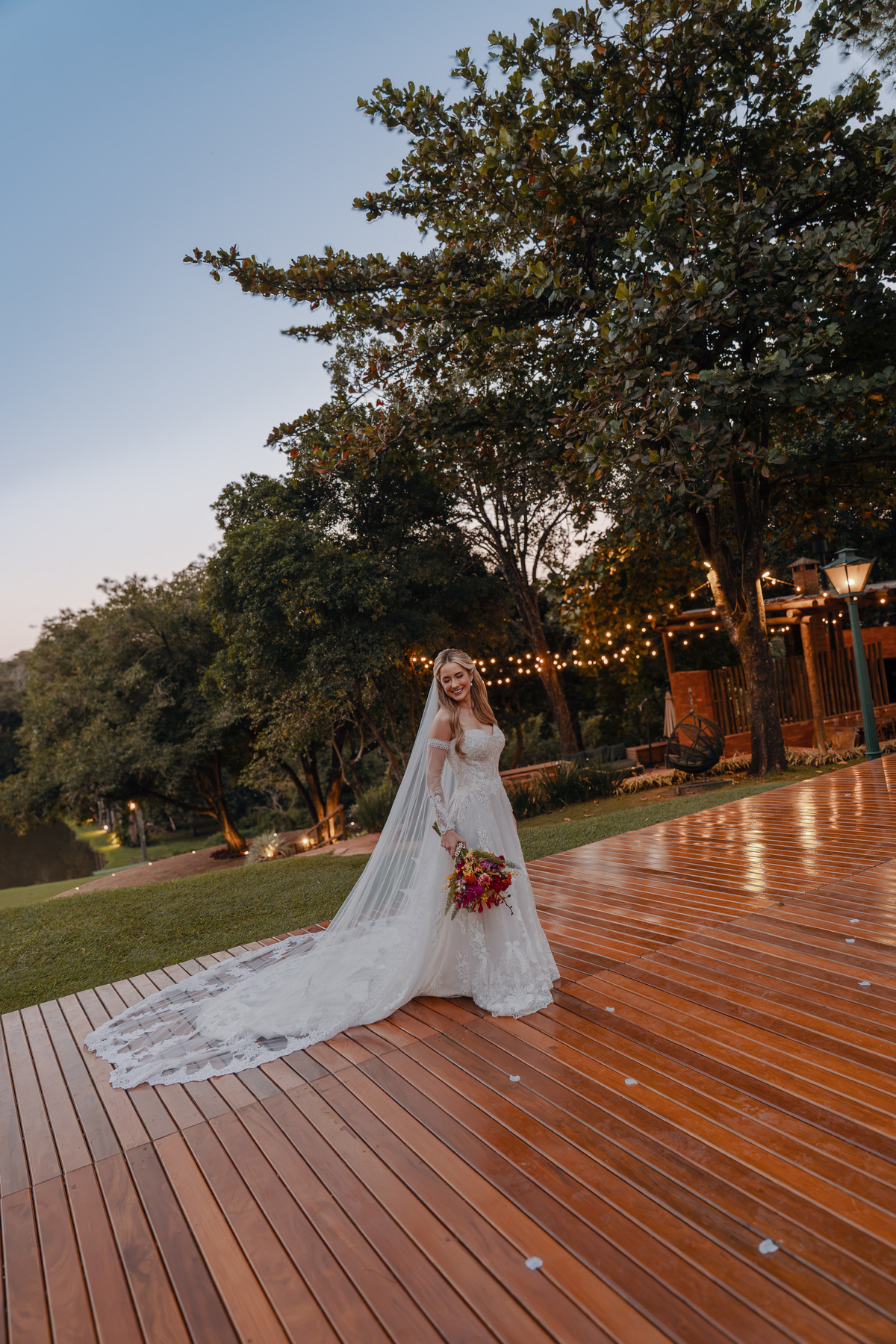 5. Juliana atravessando o jardim com o vestido acompanhando o movimento.
