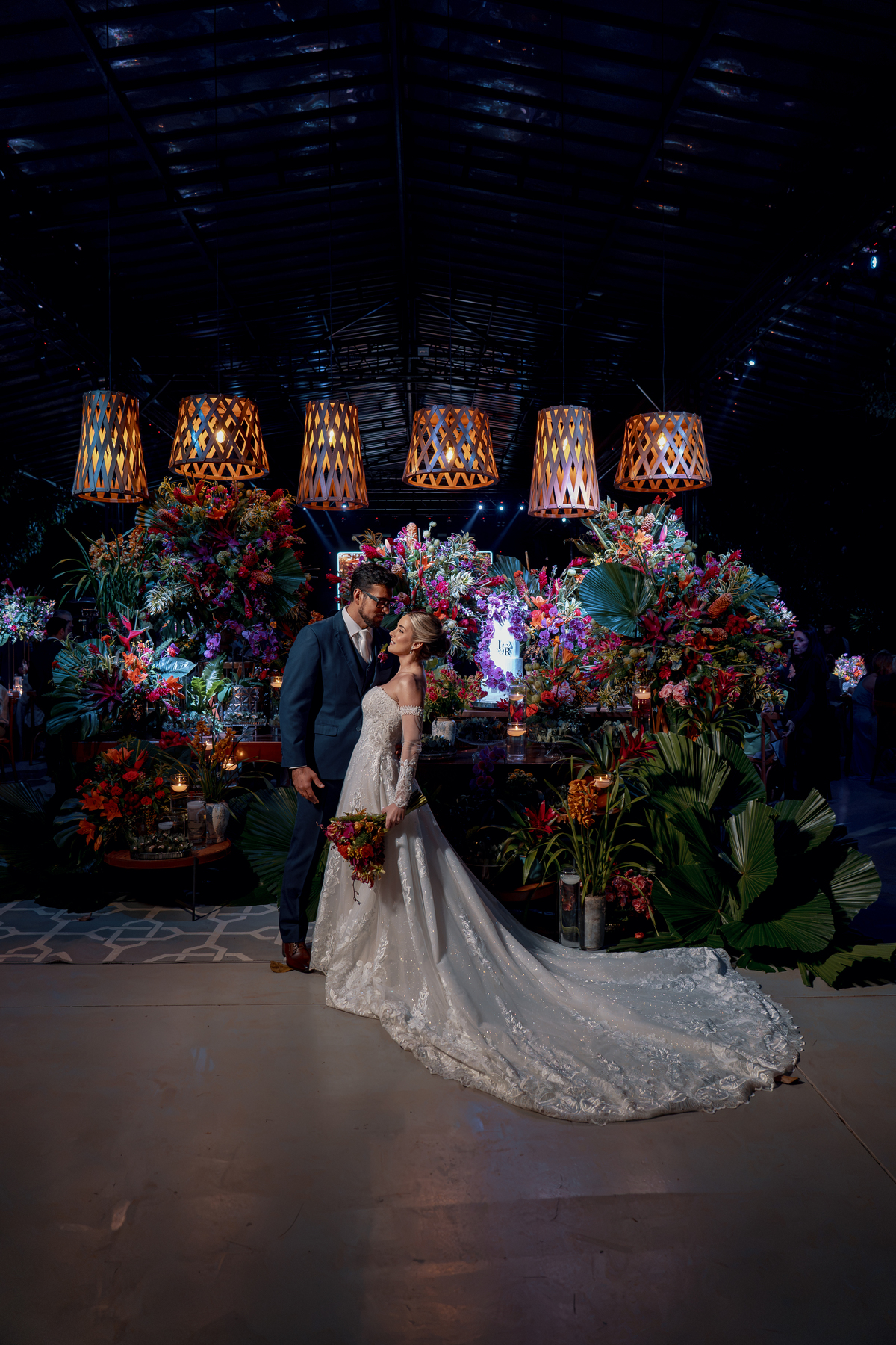 Juliana e Rodrigo celebrando juntos durante a recepção, cercados pela decoração e pelos convidados.