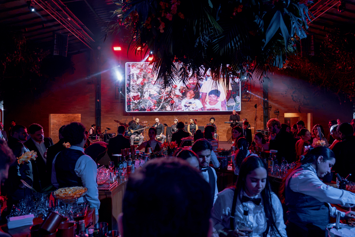 Pista de dança iluminada durante a celebração, com os convidados reunidos