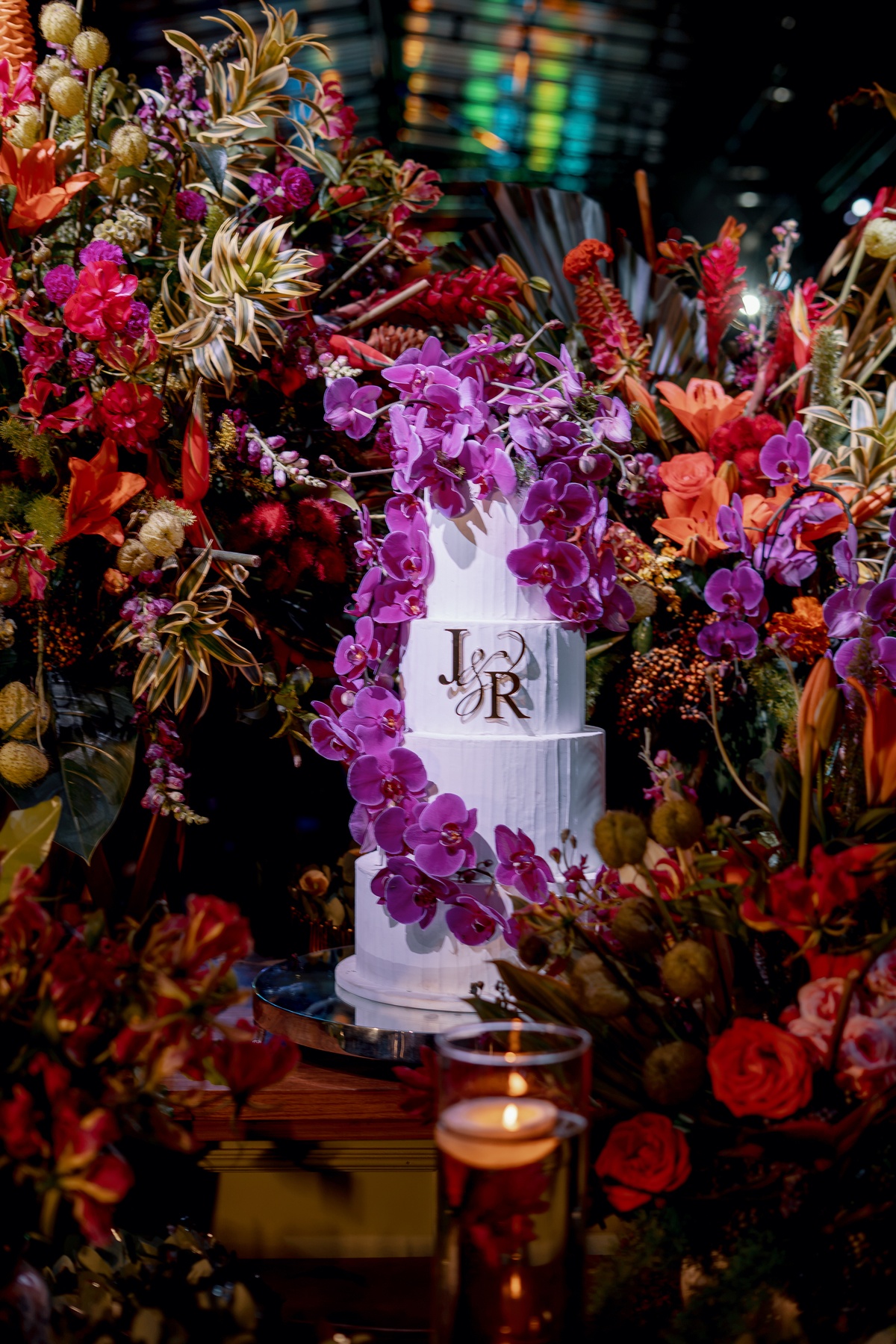 Composição de flores e elementos decorativos com as iniciais dos noivos