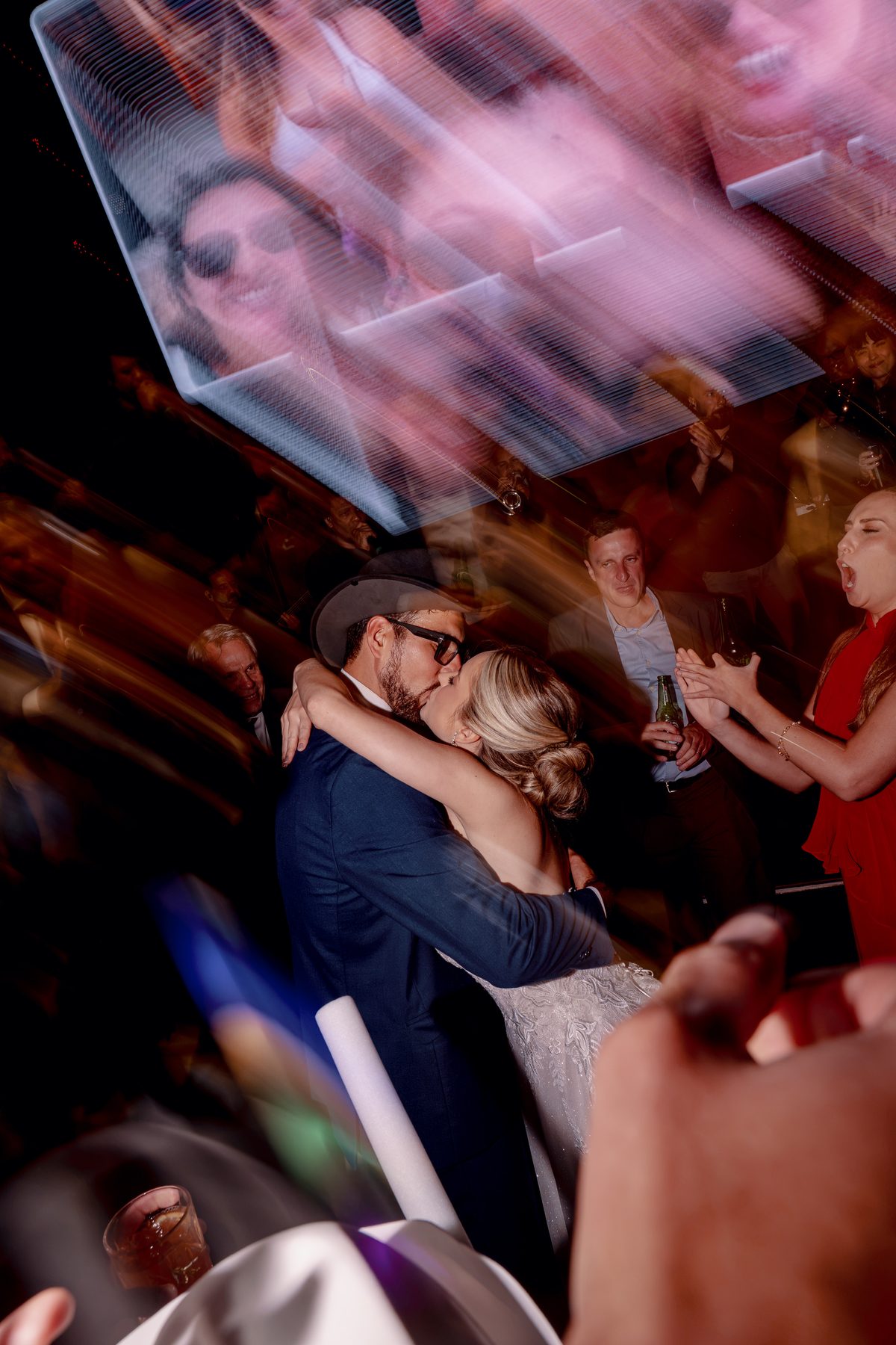 uliana e Rodrigo dançando juntos em meio aos convidados durante a festa.