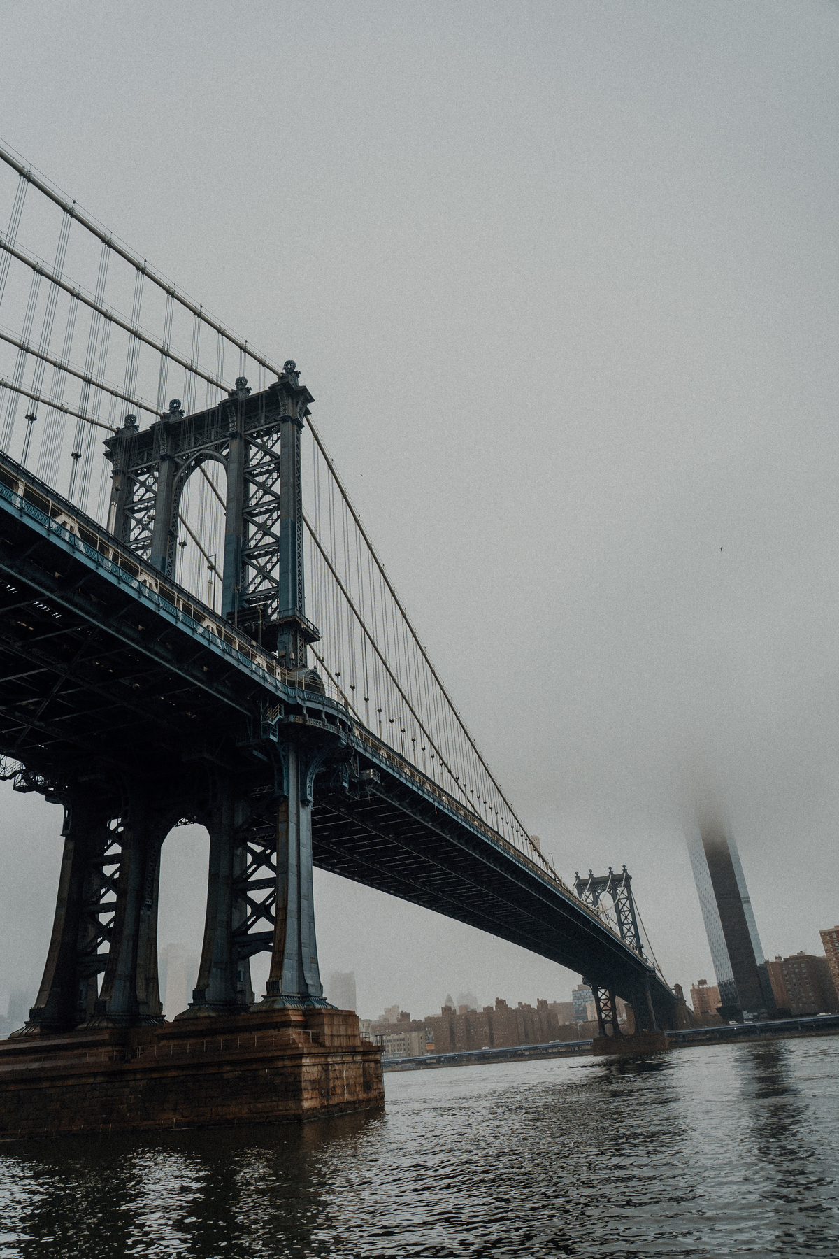 Brooklyn Bridge registrada durante ensaio pré-wedding de Maria Vitória e Davi em Nova York.