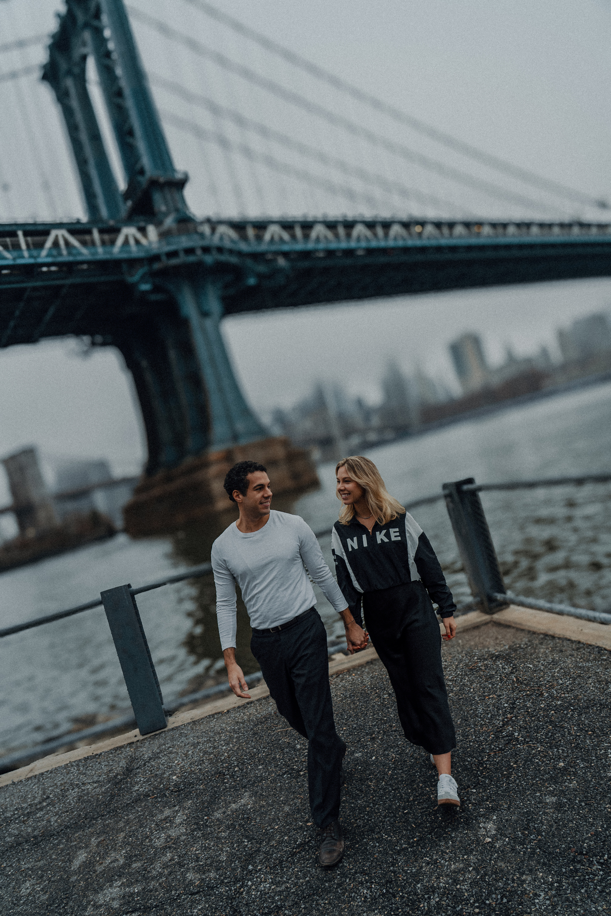 Maria Vitória e Davi em ensaio pré-wedding às margens do rio em Nova York.
