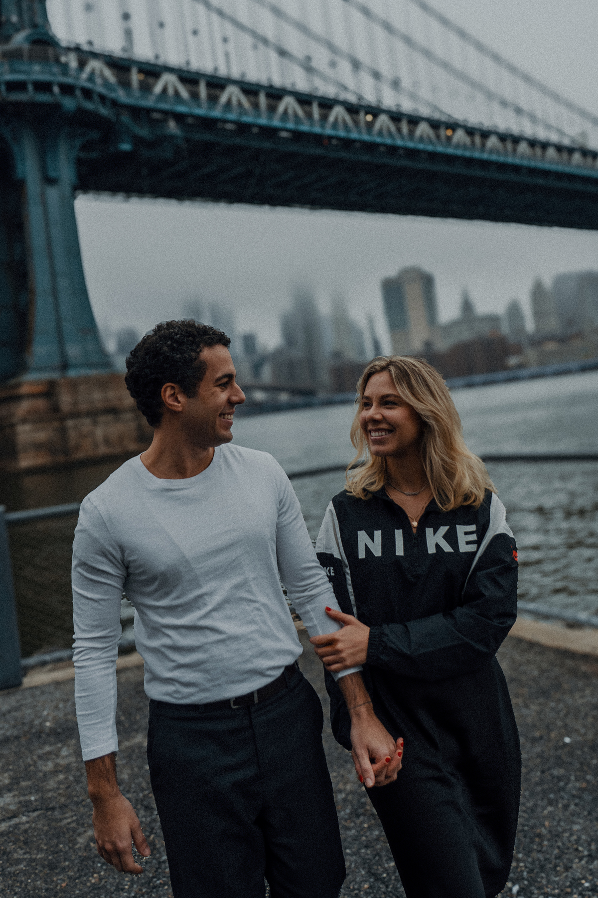 Maria Vitória e Davi caminhando juntos durante ensaio de casal em Nova York
