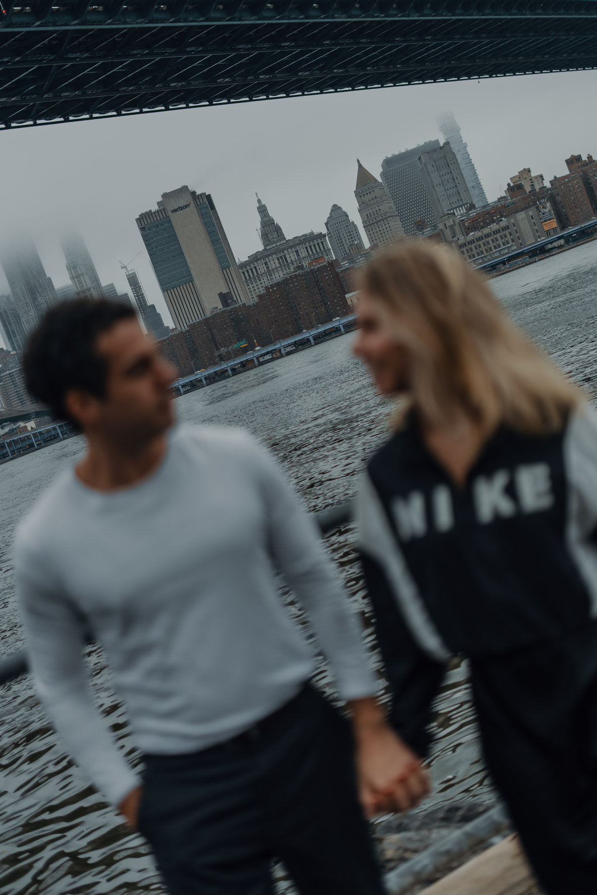 Maria Vitória e Davi caminhando juntos em ensaio romântico pelas ruas de Nova York