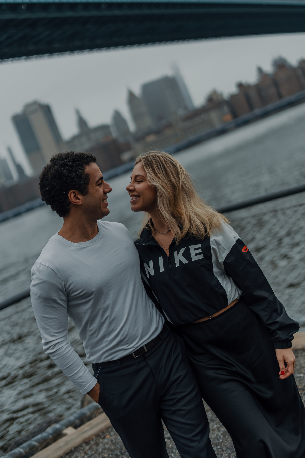 Maria Vitória e Davi em um momento espontâneo durante pre-wedding em Nova York