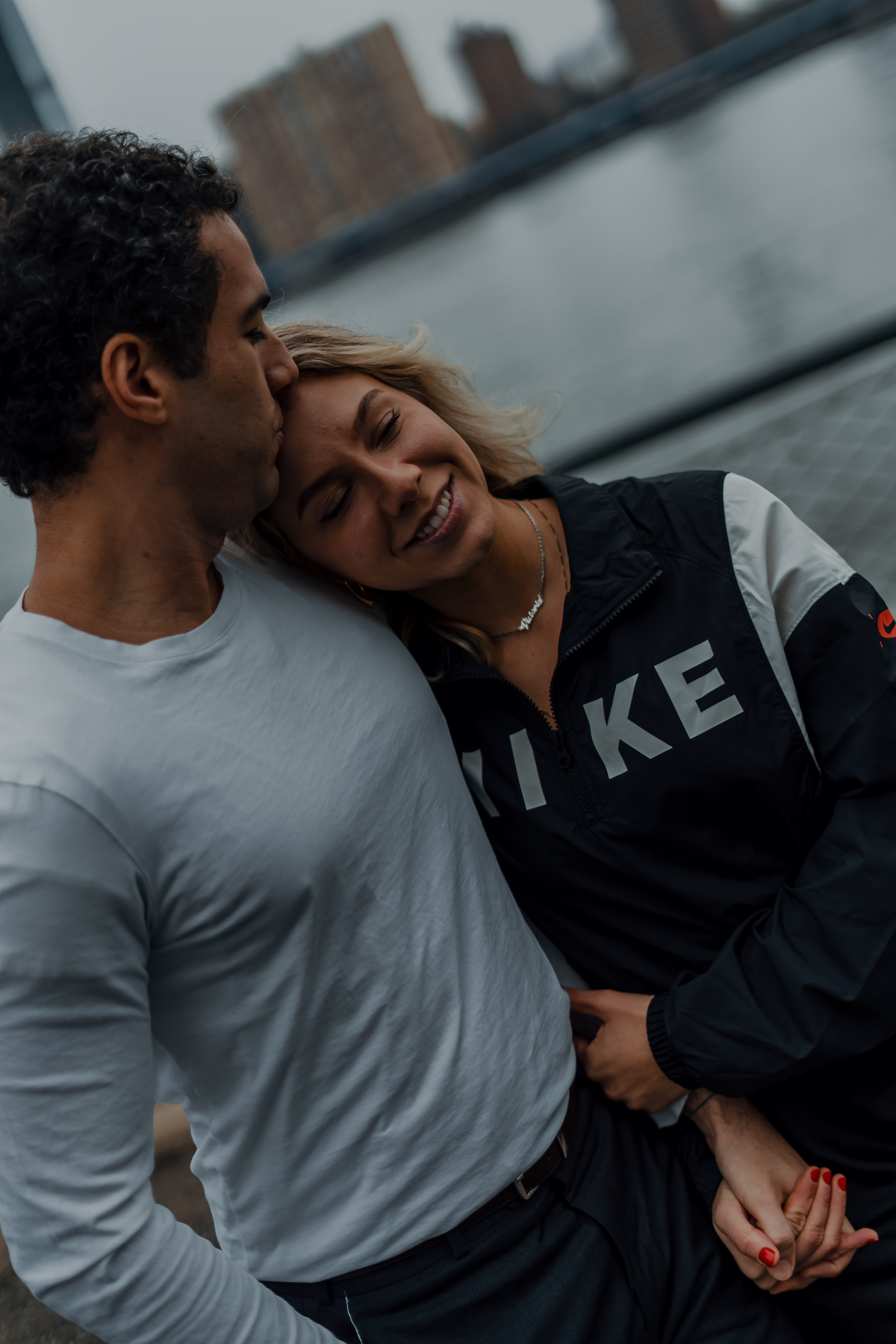 Maria Vitória e Davi em um momento de carinho durante o pre-wedding em Nova York.