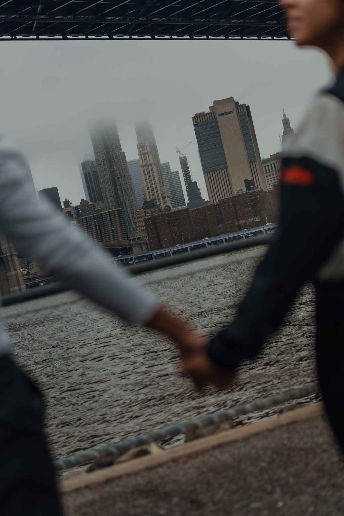 Maria Vitória e Davi caminhando de mãos dadas durante ensaio de casal em Nova York.