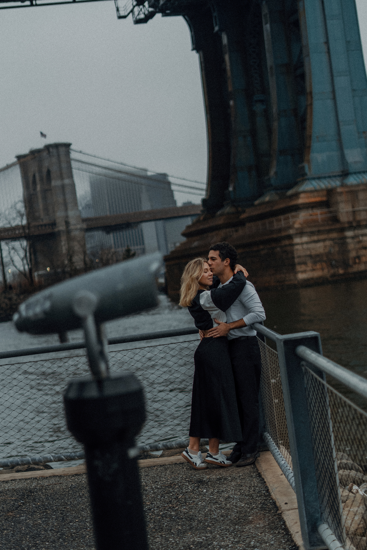 Maria Vitória e Davi abraçados diante da paisagem de Nova York.