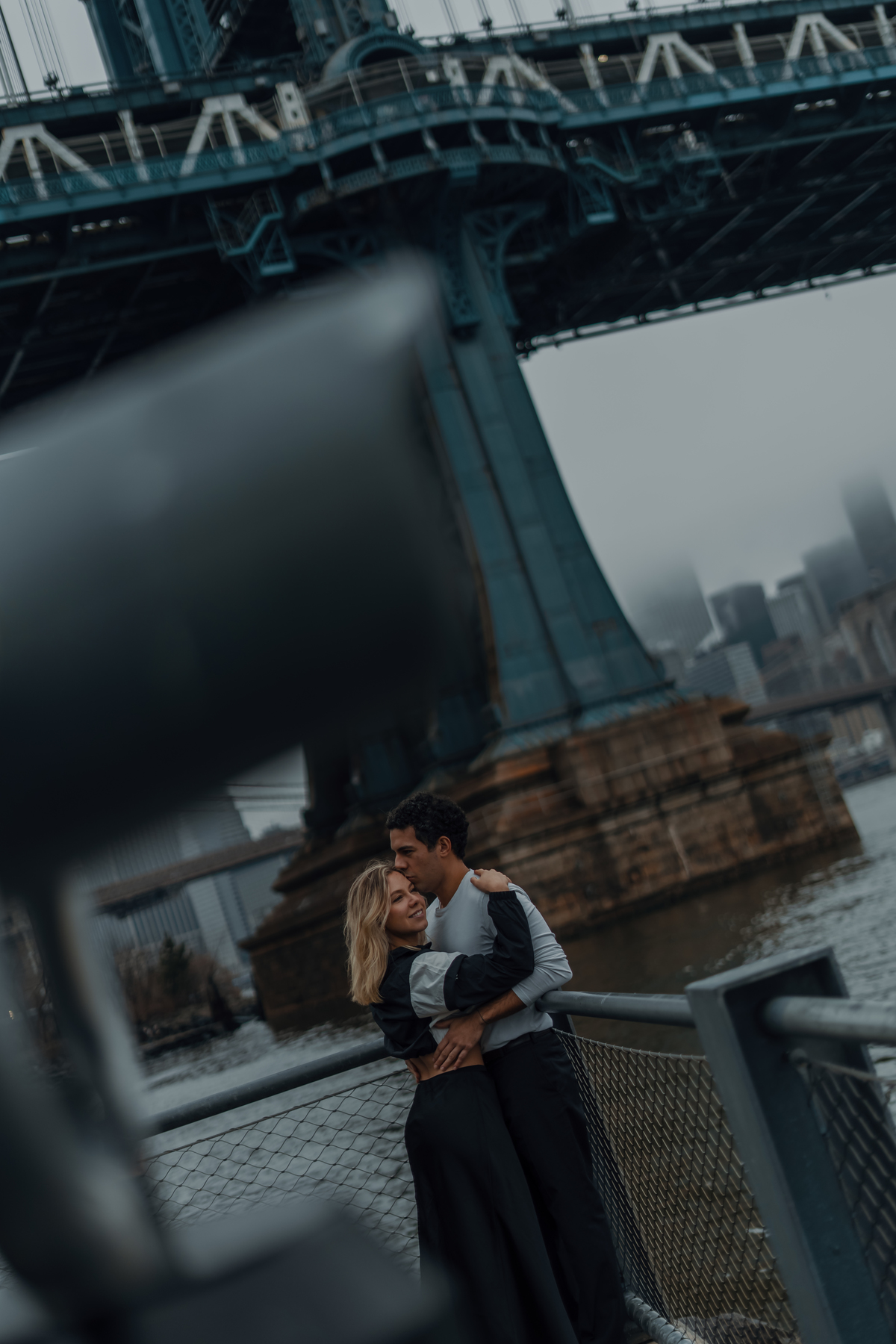 Maria Vitória e Davi em um ensaio de noivos com a arquitetura de Nova York ao fundo.