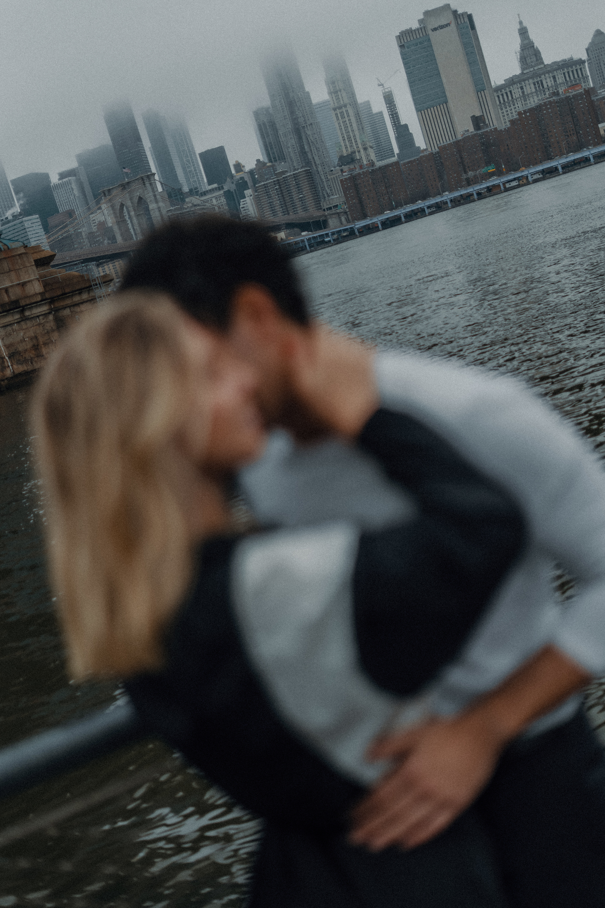 Momento espontâneo de Maria Vitória e Davi durante o ensaio de casal em Nova York.