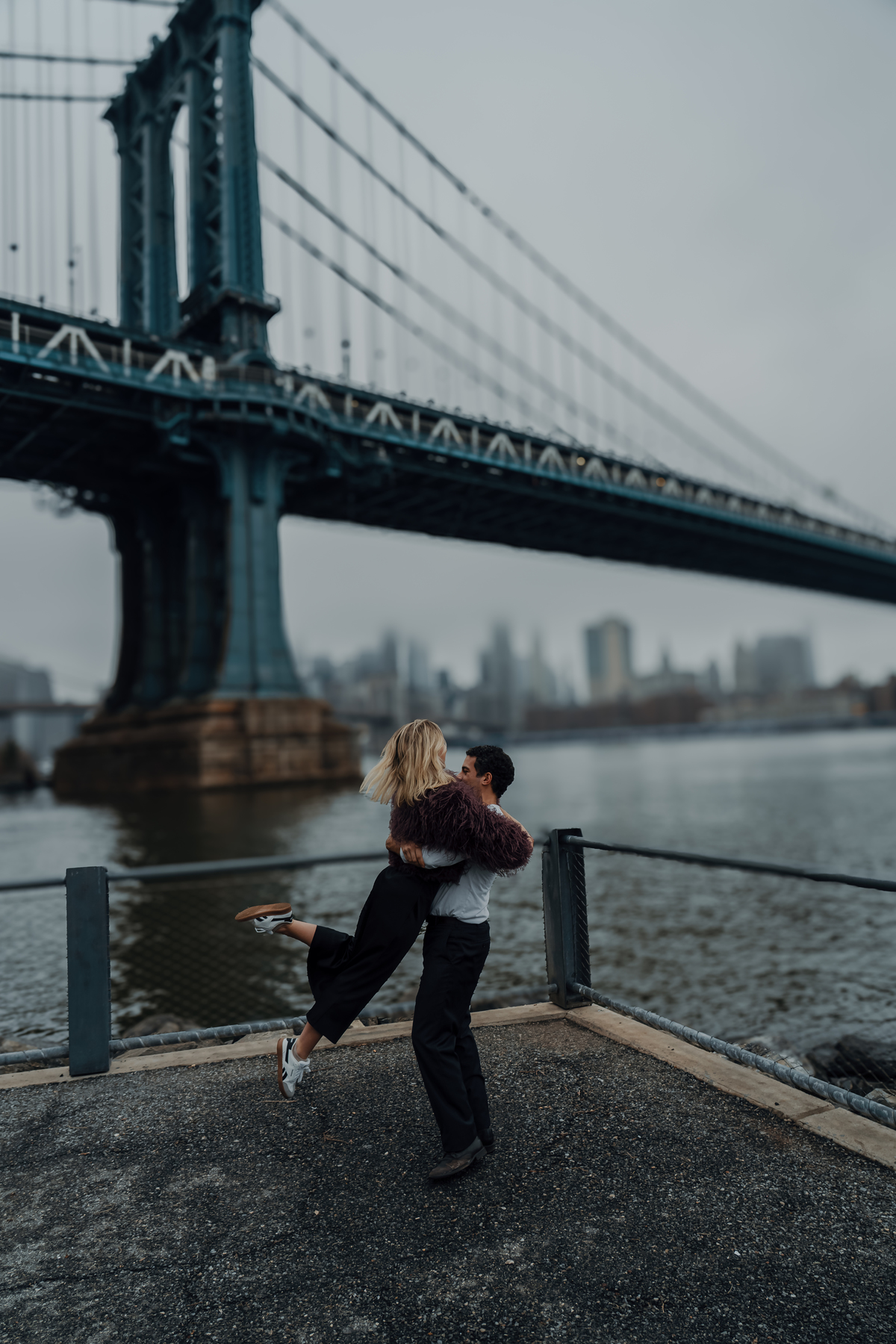 Maria Vitória e Davi diante da Brooklyn Bridge durante ensaio pré-wedding em Nova York.