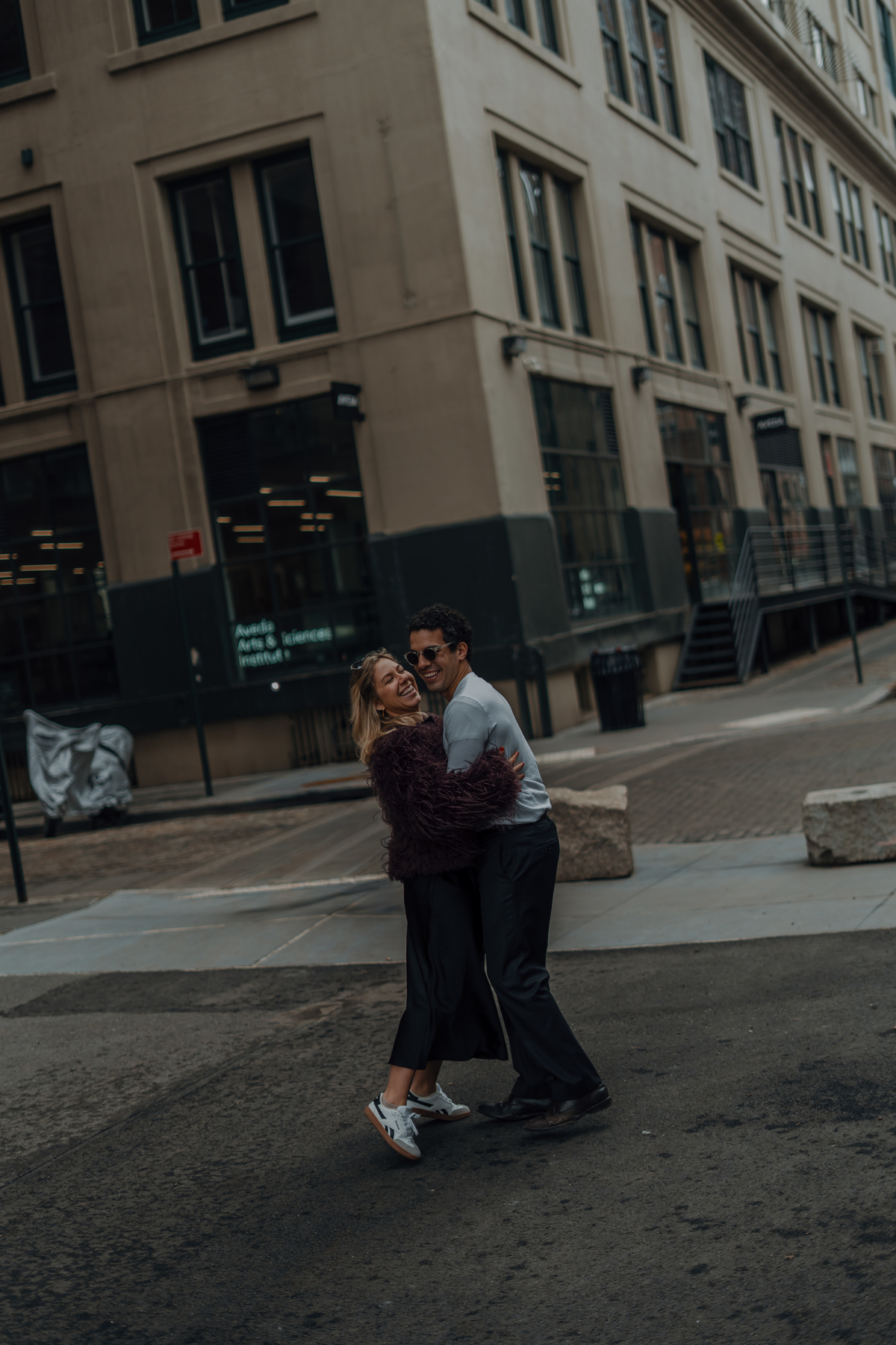 Ensaio de casal pelas ruas de Nova York, com Maria Vitória e Davi caminhando juntos.