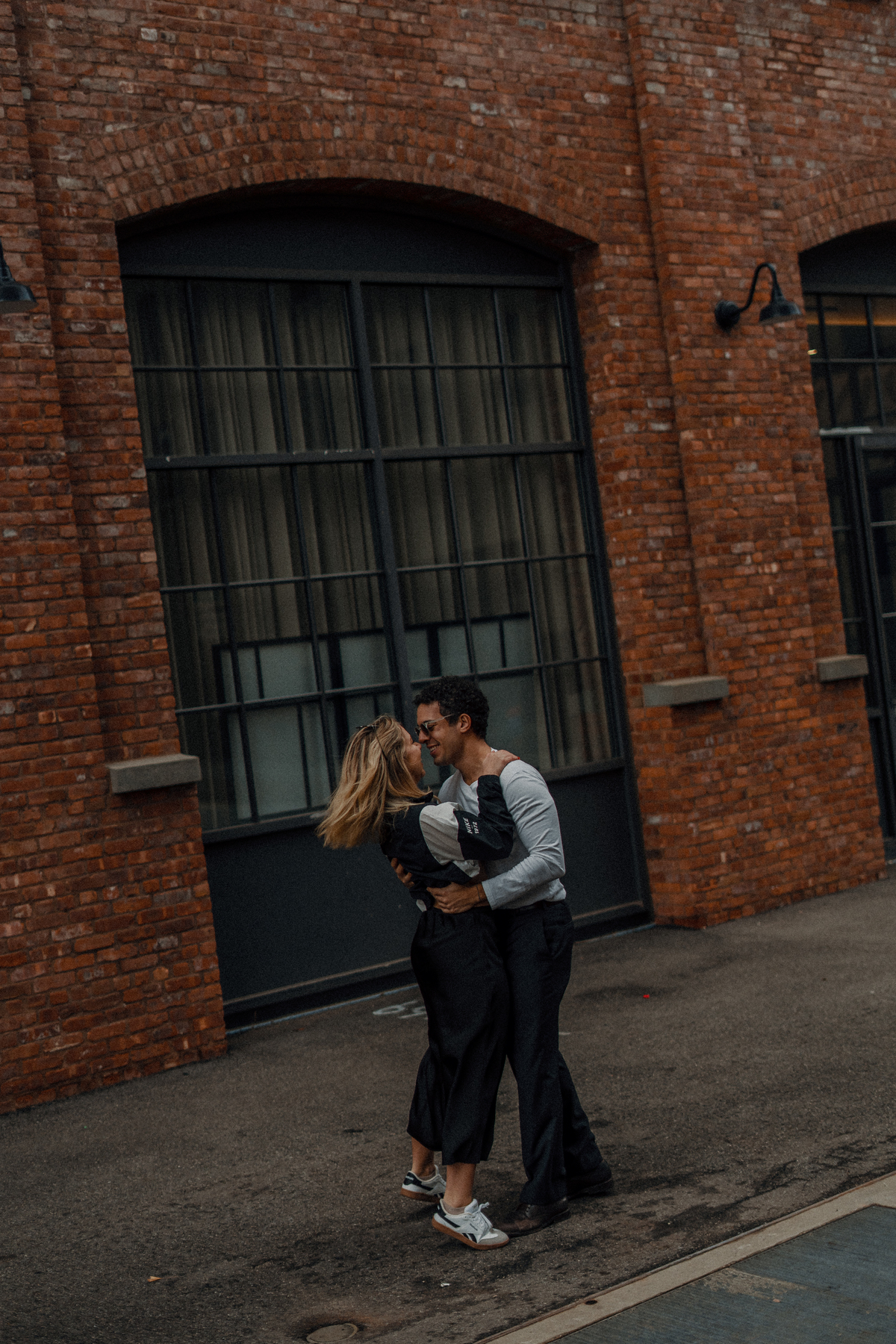 Ensaio pré-wedding de Maria Vitória e Davi diante da arquitetura urbana de Nova York