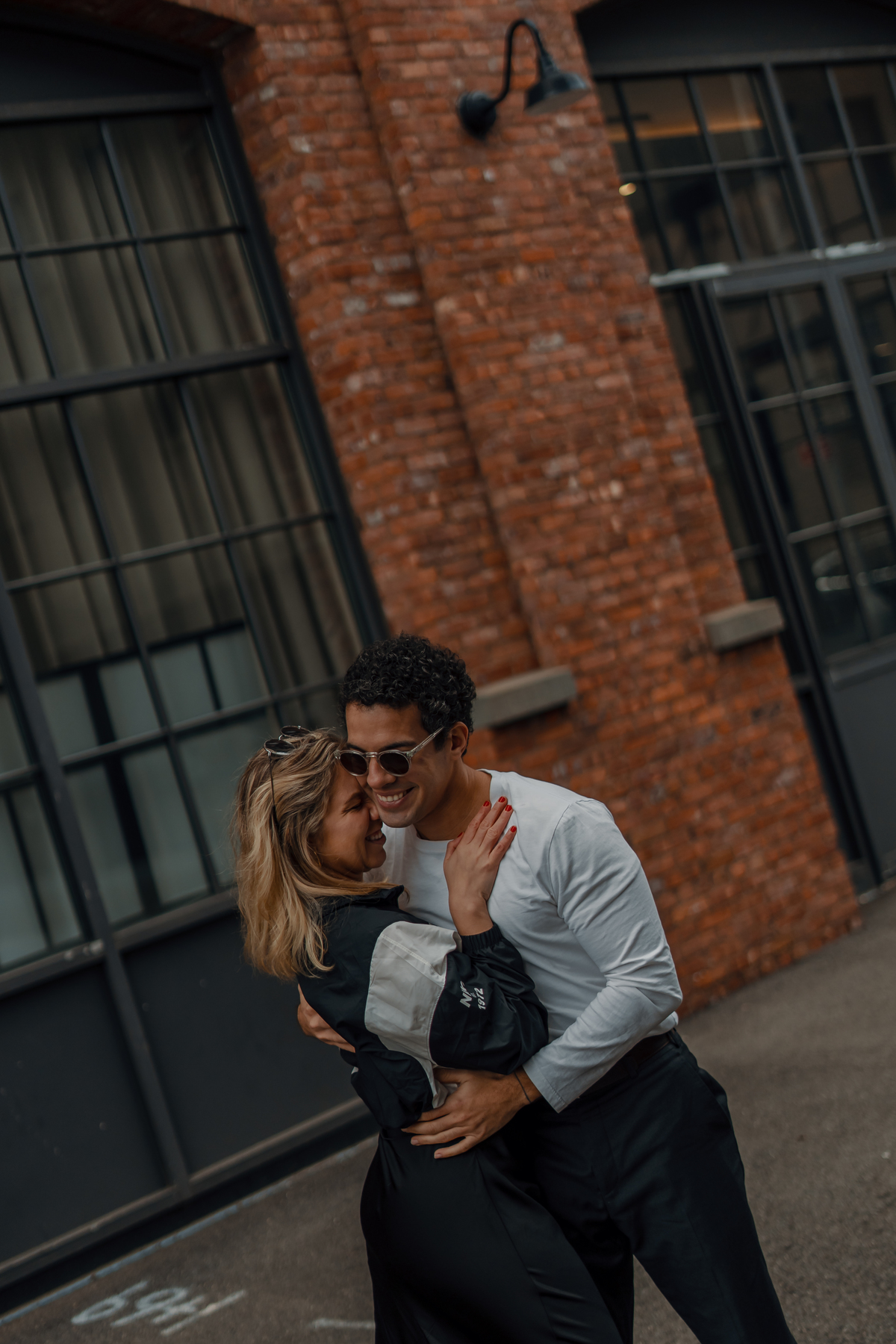Maria Vitória e Davi em um momento de carinho durante o ensaio pelas ruas de Nova York.