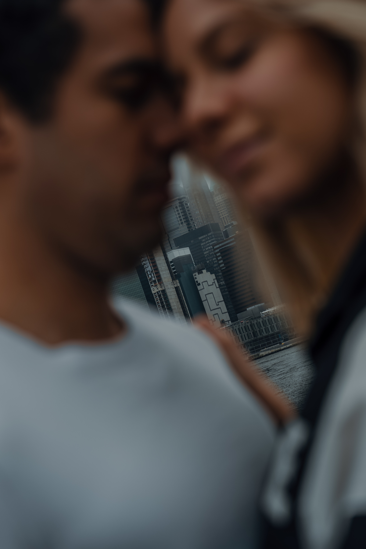 Fotografia espontânea de Maria Vitória e Davi durante ensaio de casal em Nova York.