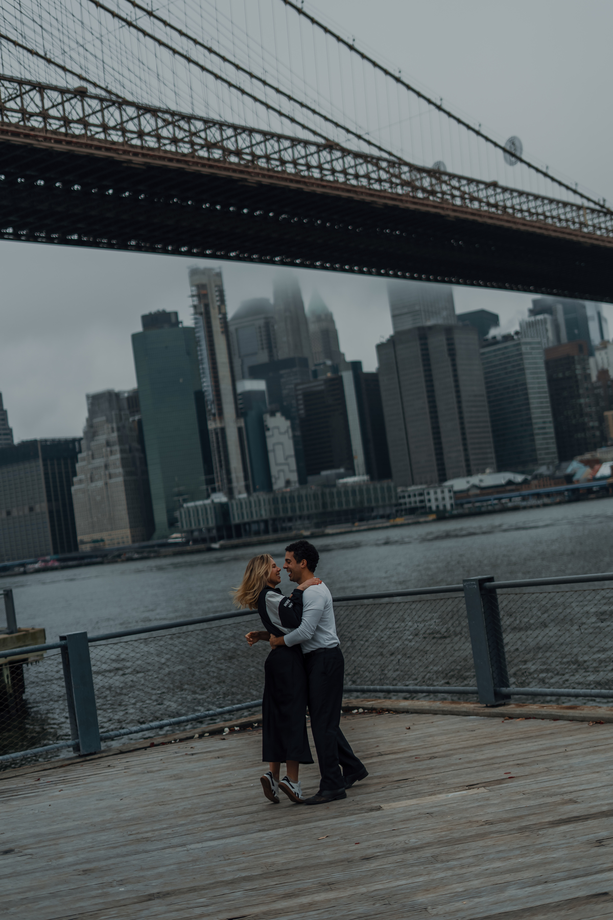 Ensaio de noivos de Maria Vitória e Davi com o skyline de Nova York ao fundo.