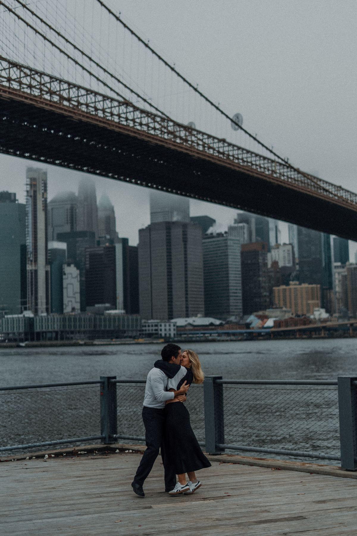 Maria Vitória e Davi diante do skyline de Nova York durante o ensaio pré-wedding.