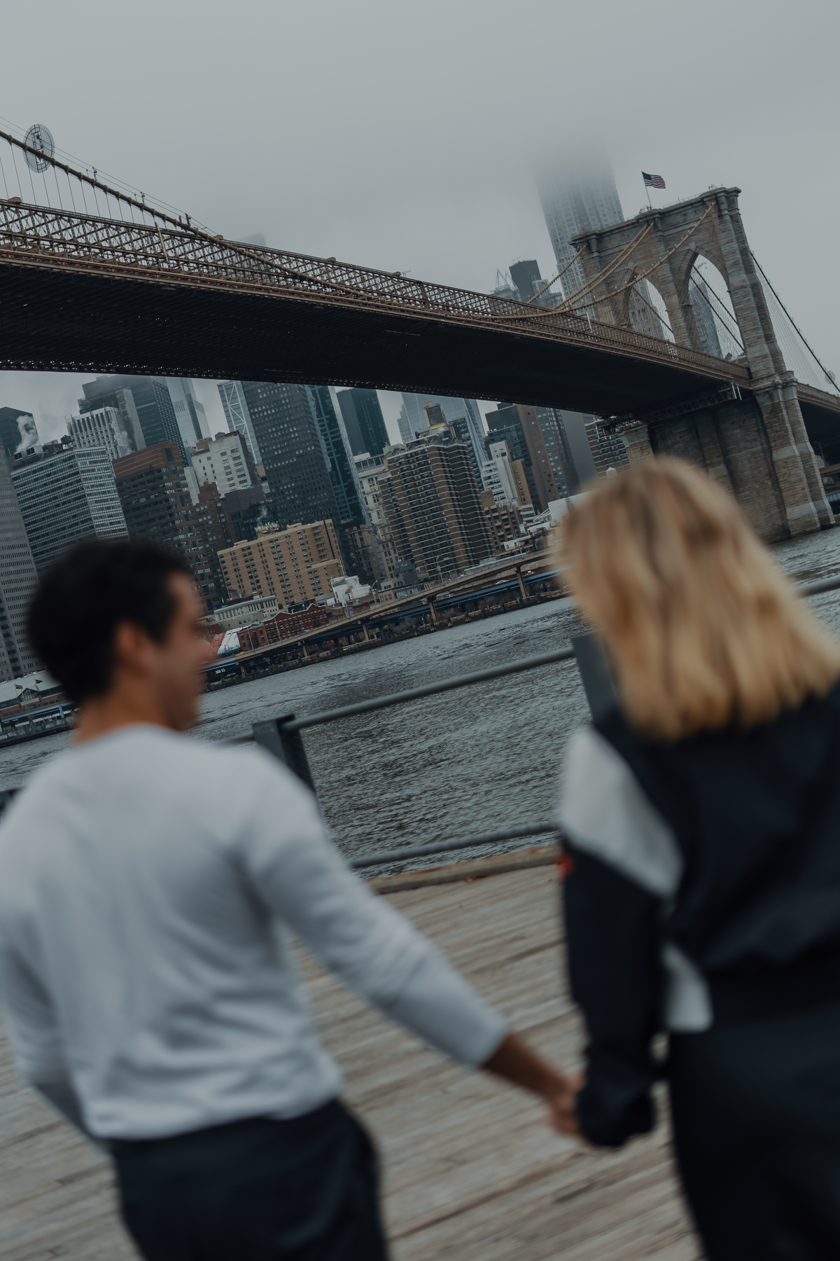 Maria Vitória e Davi contemplando a paisagem de Nova York durante o ensaio de casal.