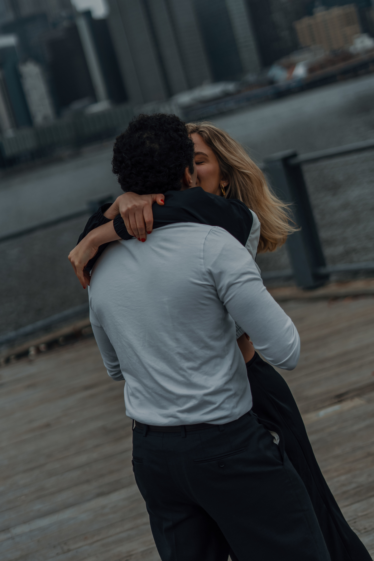 Maria Vitória e Davi em um abraço durante o ensaio pré-wedding em Nova York