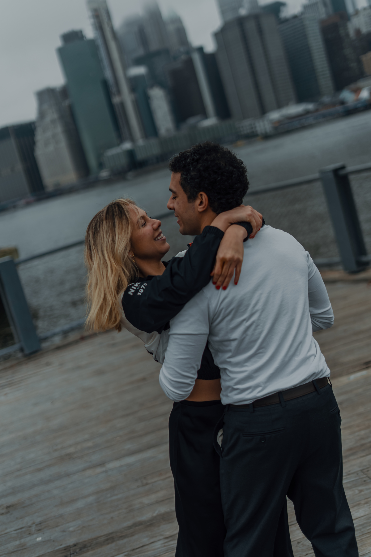 Maria Vitória e Davi em um momento de carinho durante ensaio de noivos em Nova York.