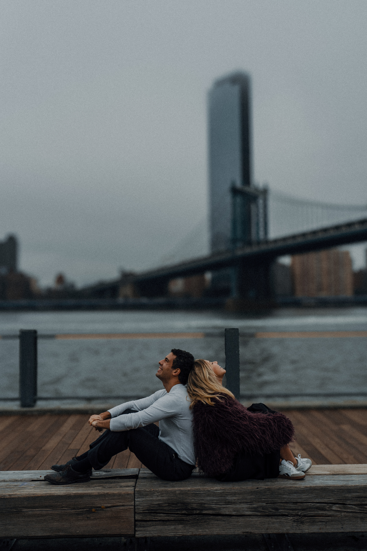 Maria Vitória e Davi diante da paisagem urbana de Nova York em um momento do ensaio de noivos