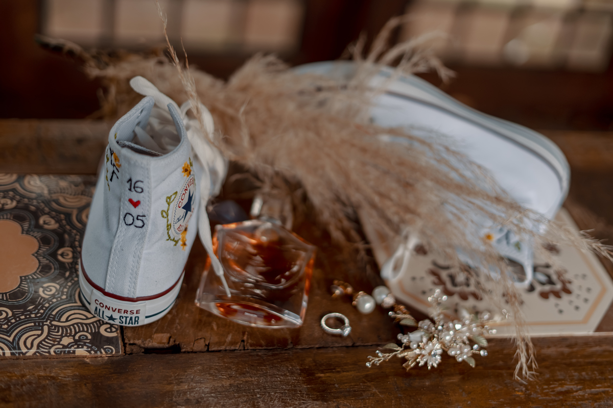 Detalhes do casamento de Fábio e Yasmin na Fazenda Vila dos Eucaliptos, com elementos da decoração e acessórios da noiva em um casamento no campo.
