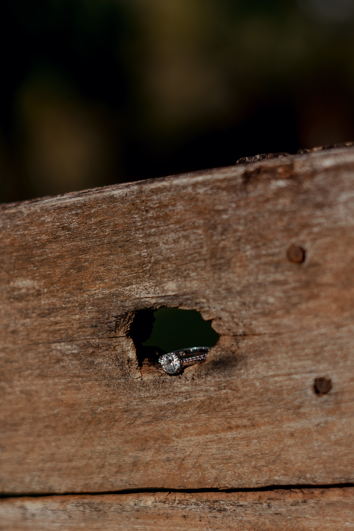 Detalhe da madeira e da arquitetura rústica da Fazenda Vila dos Eucaliptos, cenário escolhido para o casamento ao ar livre de Fábio e Yasmin.
