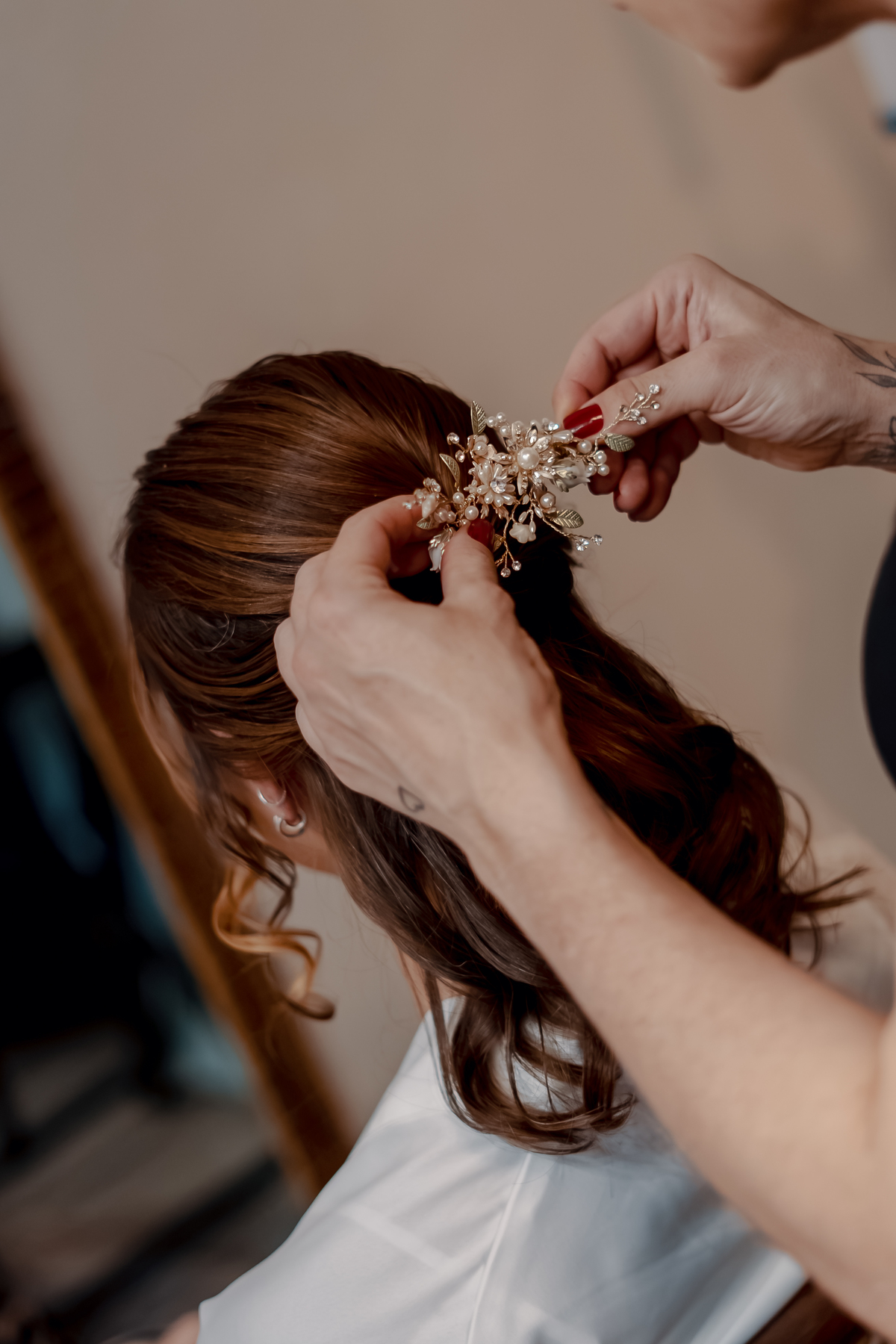 Momento do making of de Yasmin, com detalhes do penteado e dos acessórios da noiva antes da cerimônia ao ar livre.