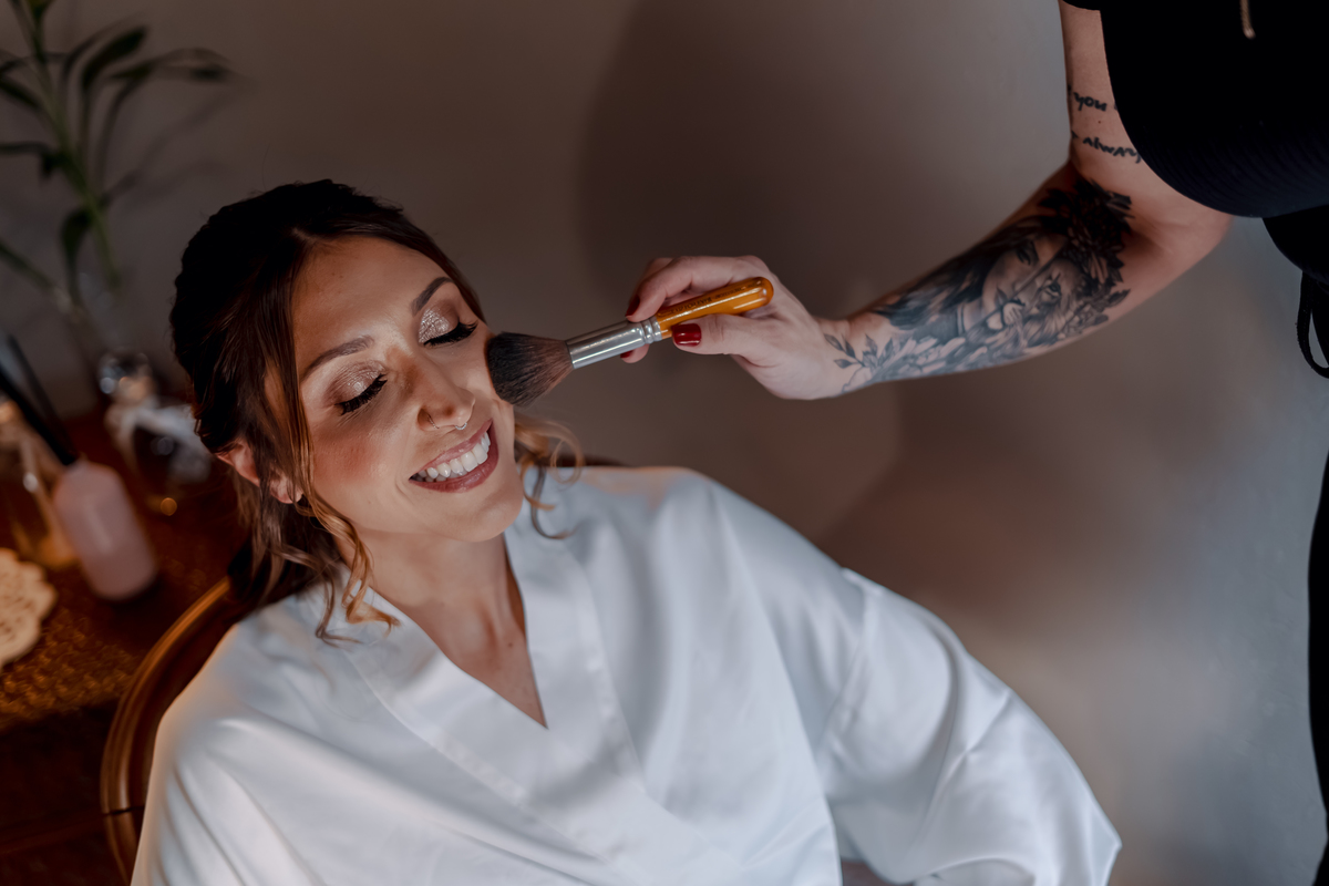 Yasmin durante o making of da noiva, sendo preparada para o casamento de dia realizado na Fazenda Vila dos Eucaliptos.