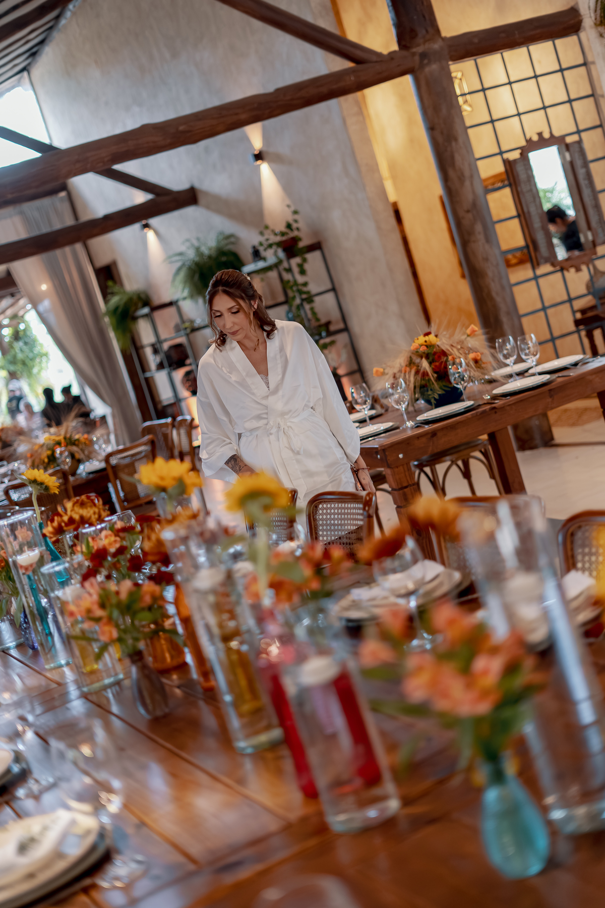 Yasmin durante a recepção do casamento, em meio à decoração floral da Fazenda Vila dos Eucaliptos.