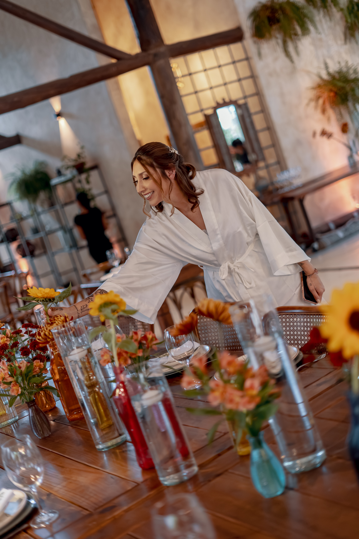 Yasmin durante a recepção do casamento, entre flores e detalhes da decoração, registrada de forma espontânea e natural.
