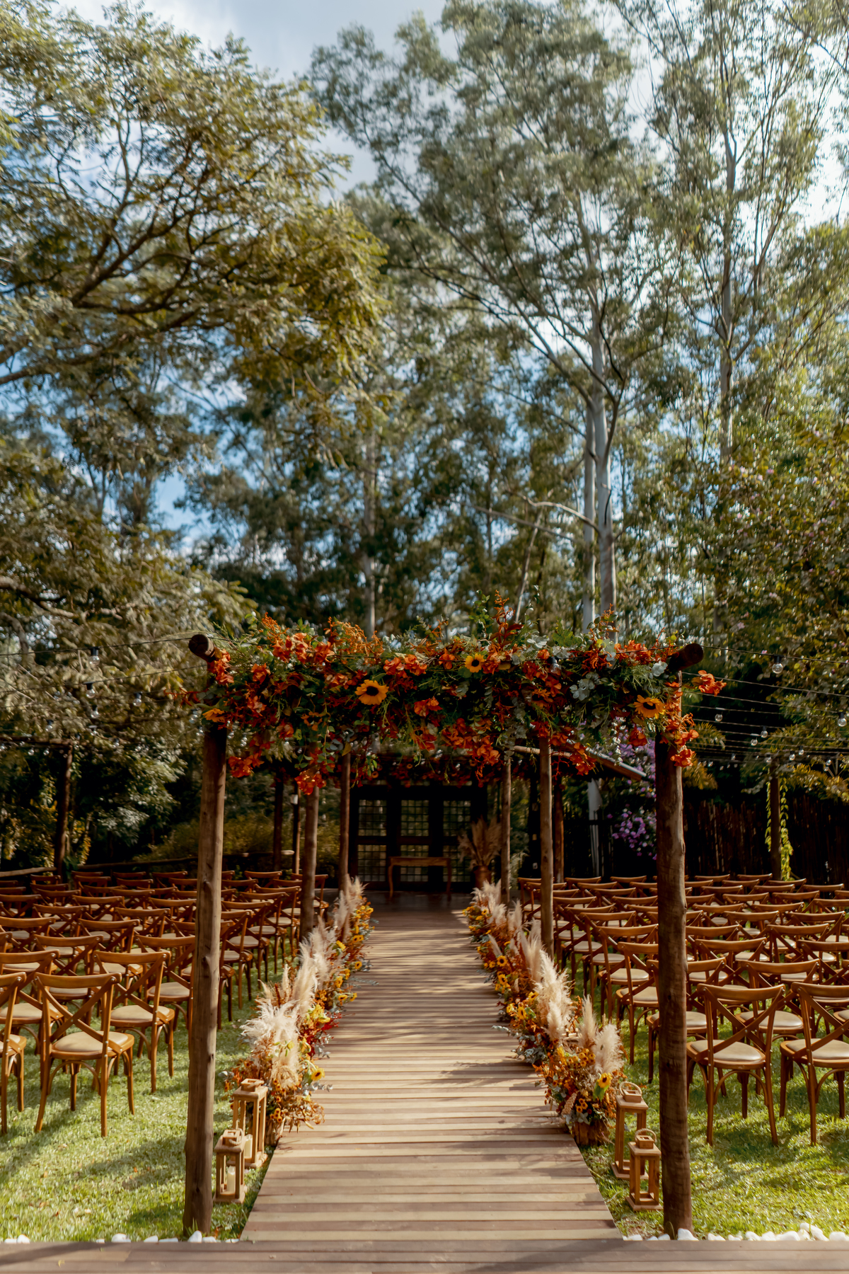 Decoração da cerimônia de Fábio e Yasmin na Fazenda Vila dos Eucaliptos, com flores coloridas e a natureza como parte do cenário.