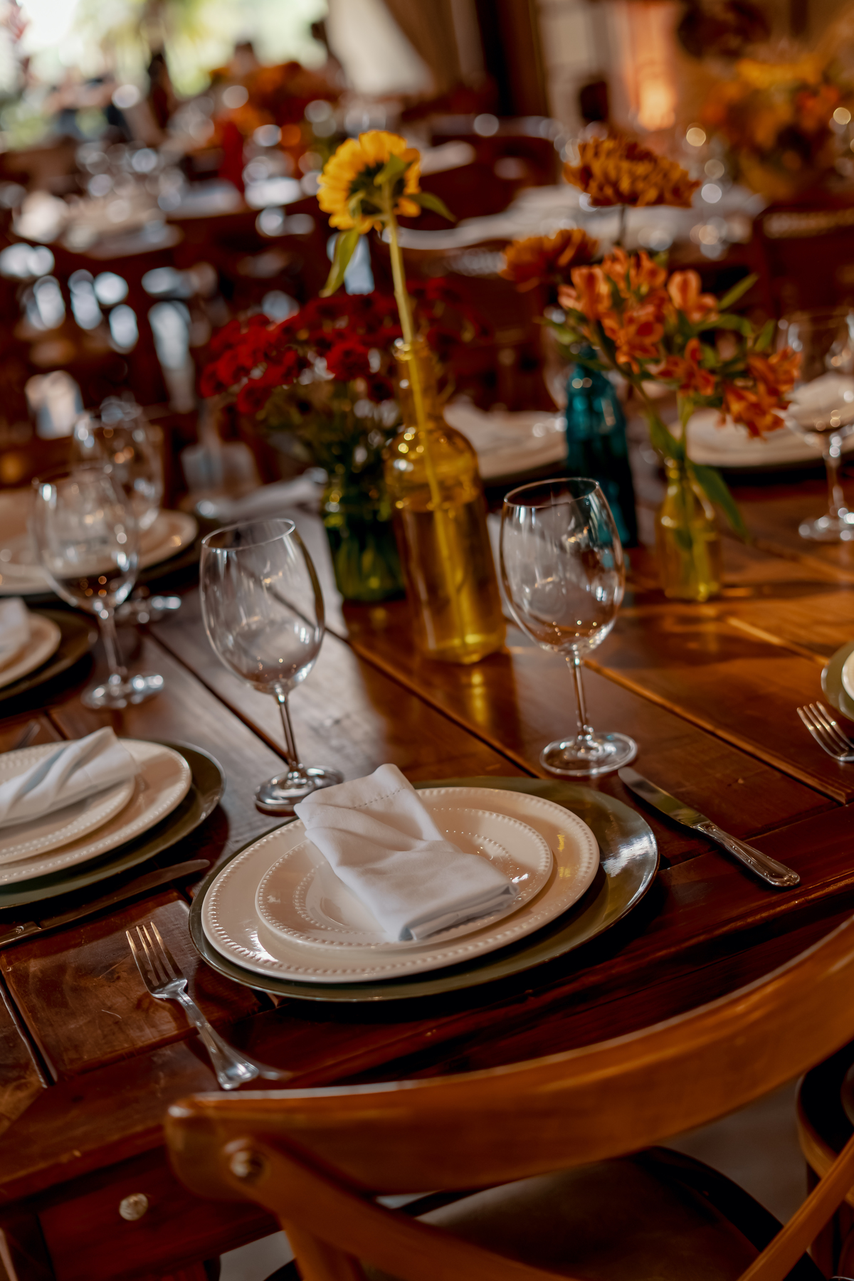Mesa posta para o casamento de Fábio e Yasmin, com decoração elegante e elementos rústicos que combinam com o ambiente da fazenda.