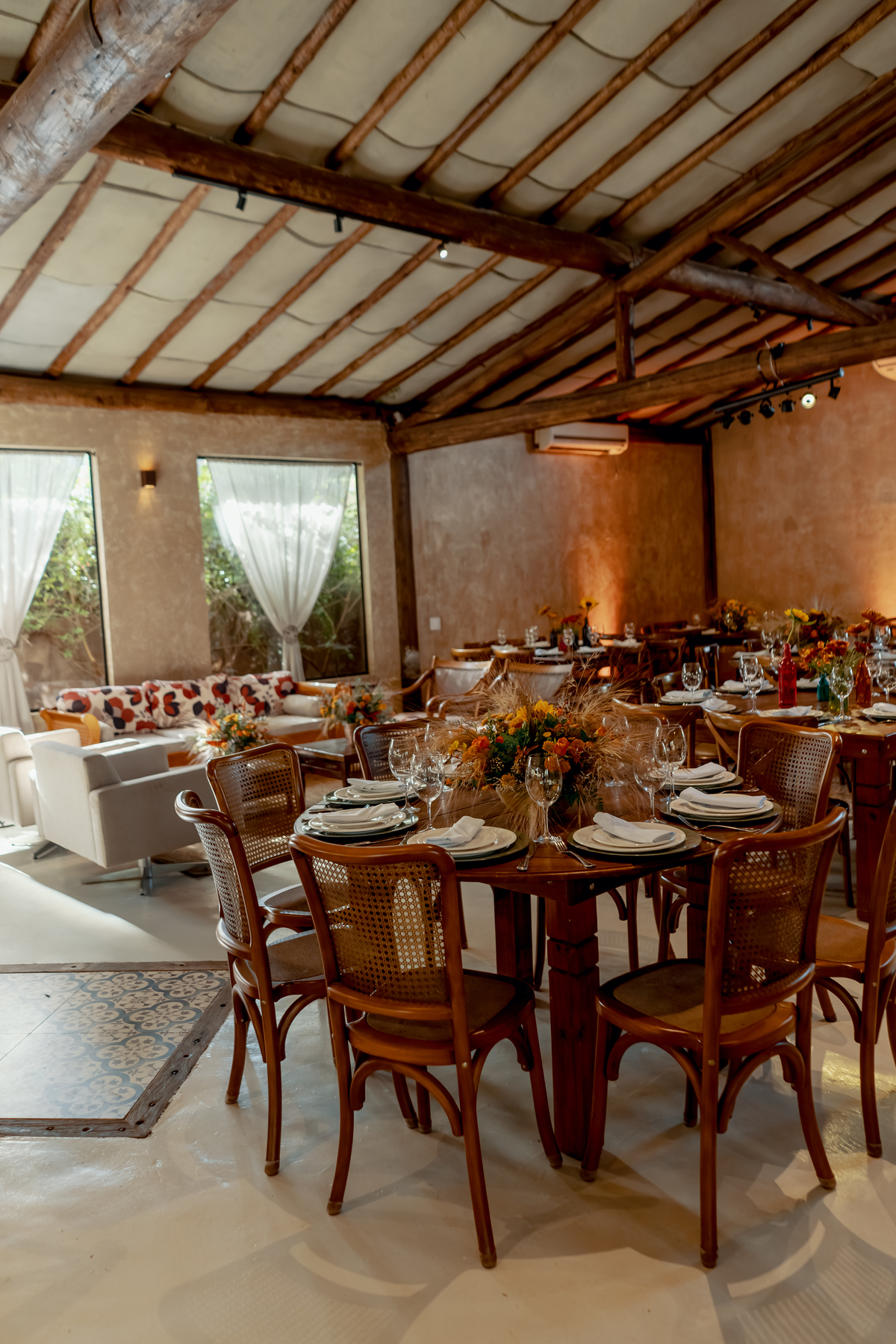 Recepção do casamento na Fazenda Vila dos Eucaliptos, com mesas decoradas, iluminação natural e o charme de uma celebração no campo