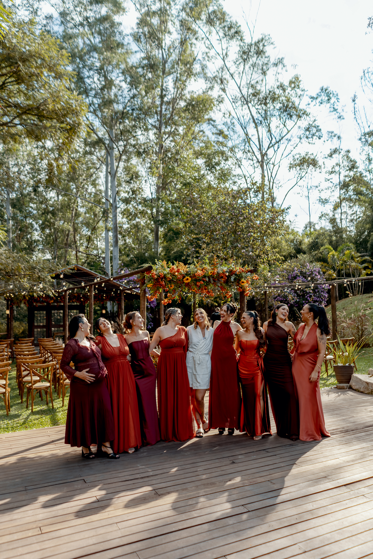 Cenário natural da Fazenda Vila dos Eucaliptos durante o casamento ao ar livre de Fábio e Yasmin, com árvores e luz natural compondo a fotografia