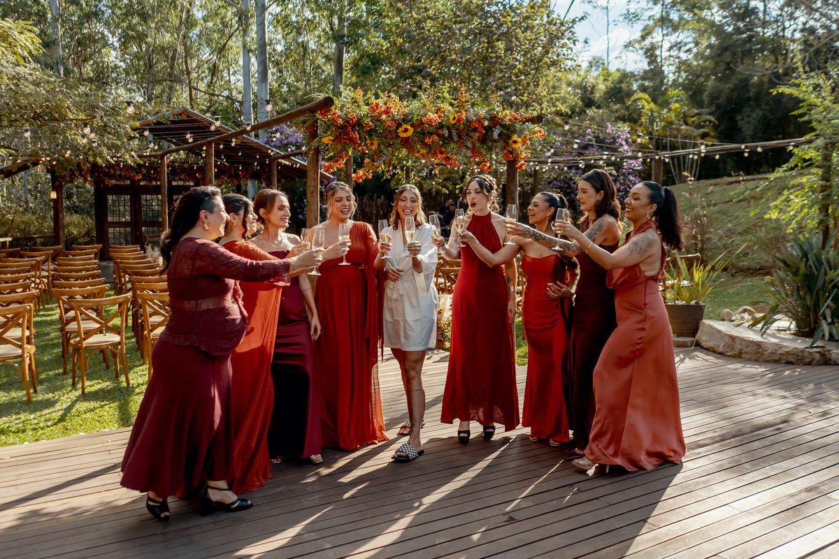 Yasmin ao lado das madrinhas antes da cerimônia, em um momento descontraído do casamento realizado na Fazenda Vila dos Eucaliptos.