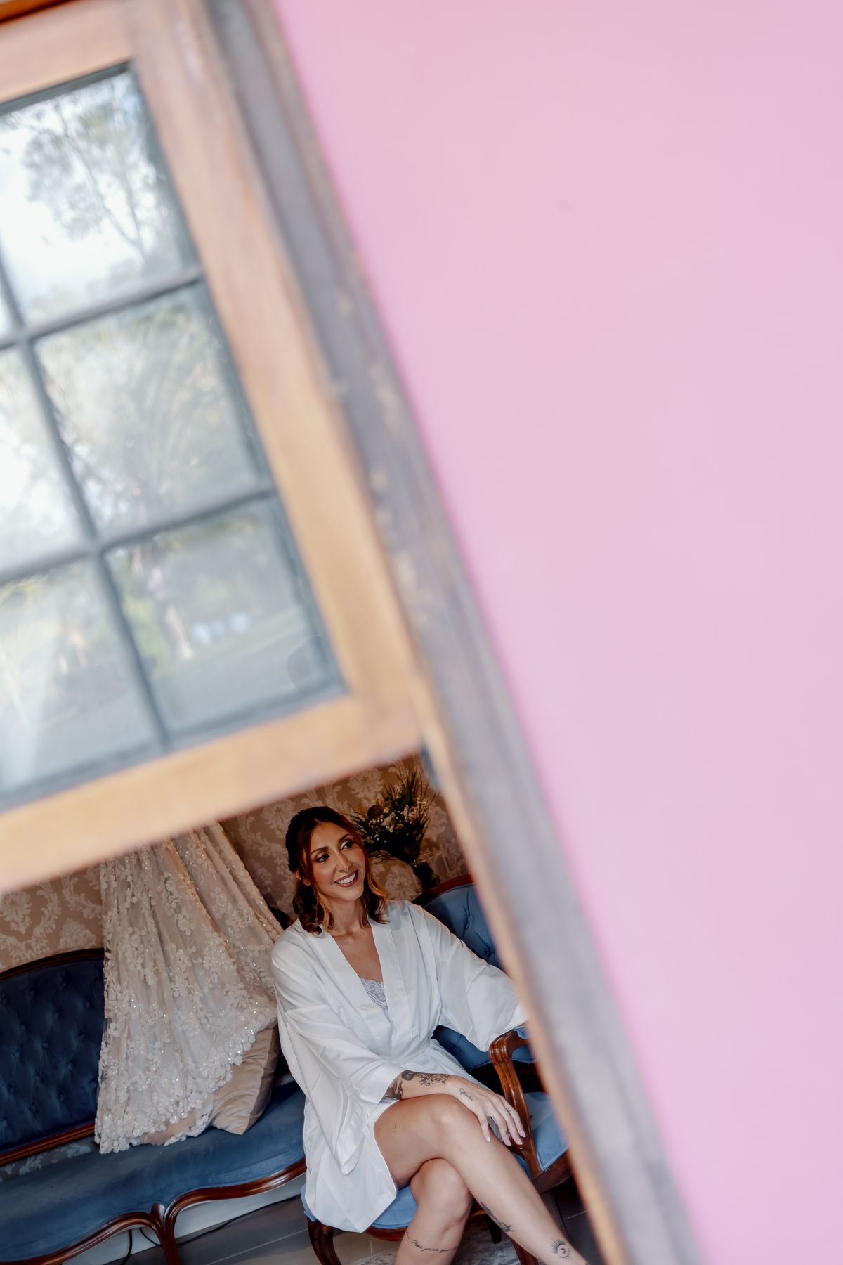 Retrato espontâneo de Yasmin durante os preparativos para o casamento, com a arquitetura e a luz natural da fazenda compondo a cena.
