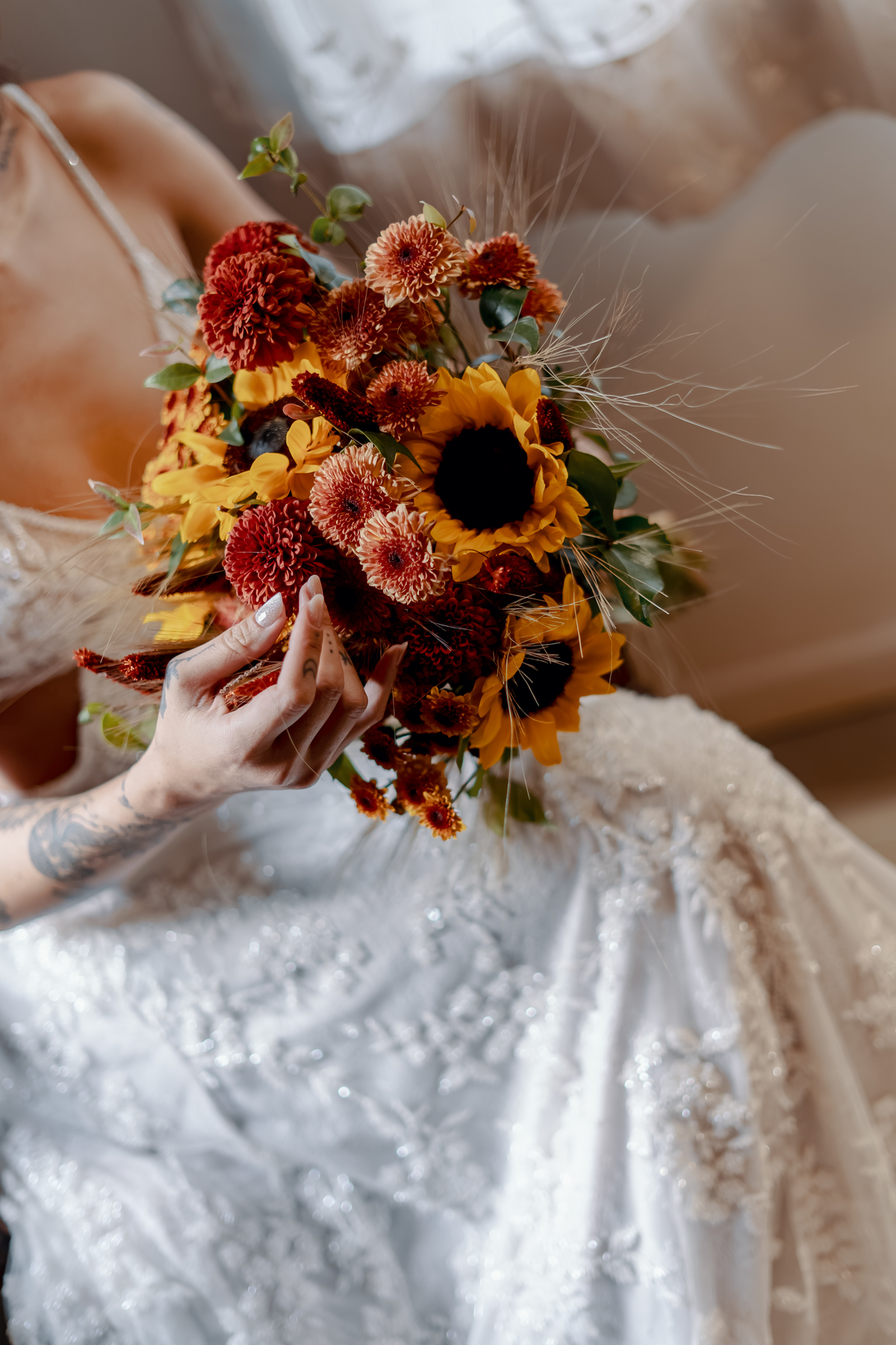 Buquê de Yasmin com flores em tons vibrantes, um dos detalhes que compuseram a decoração e a identidade visual do casamento.