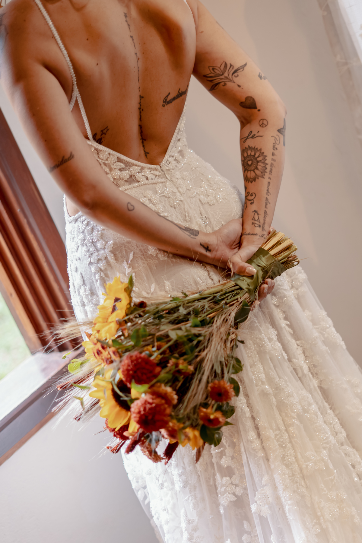 Detalhe do buquê da noiva Yasmin, destacando as flores e as cores escolhidas para o casamento na Fazenda Vila dos Eucaliptos.