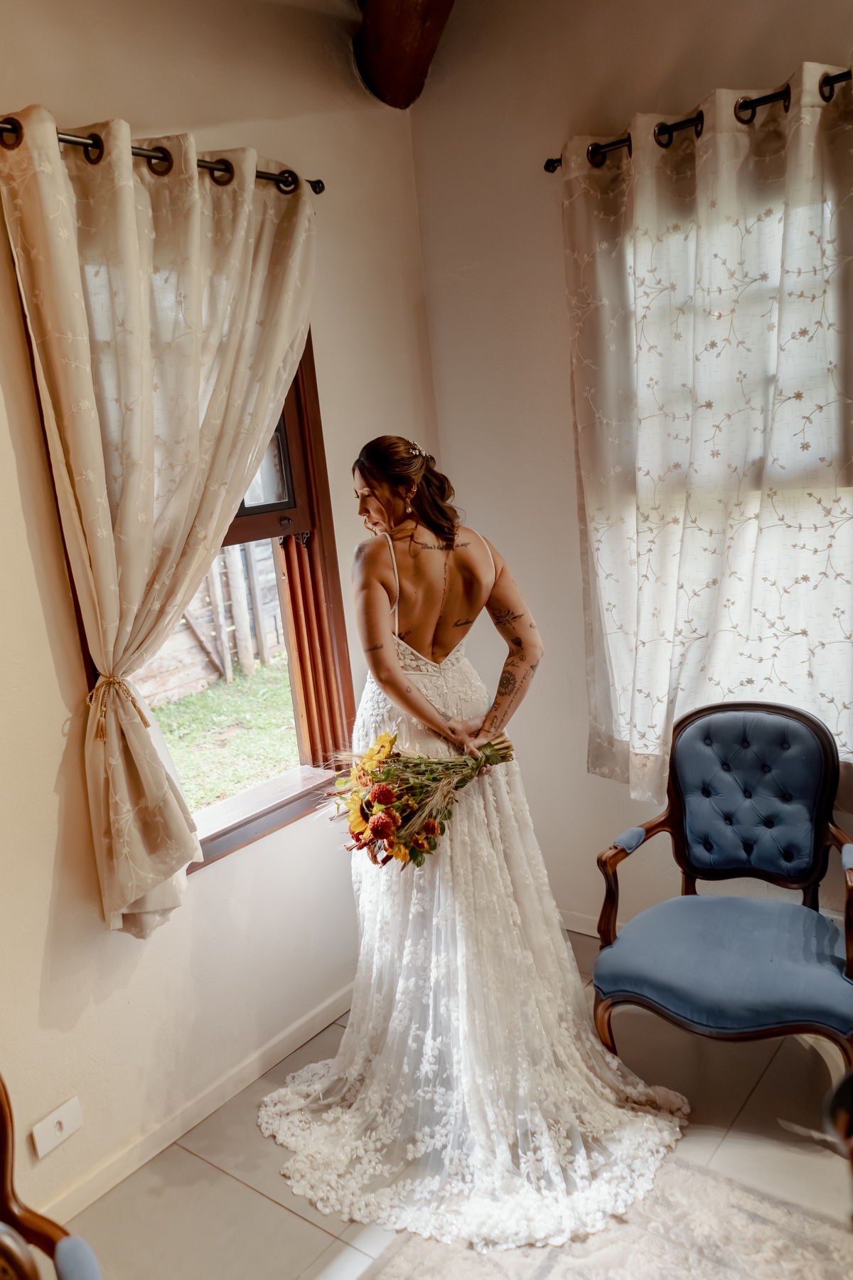 Yasmin segurando o buquê durante os últimos momentos dos preparativos, em um registro elegante e espontâneo da noiva.